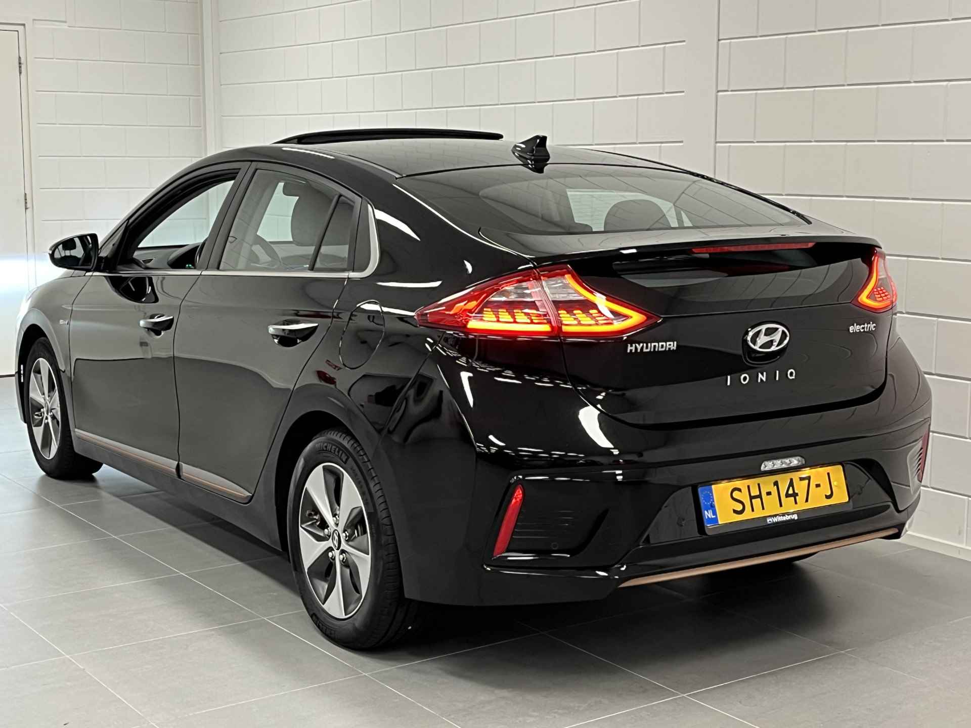 Hyundai IONIQ Premium EV SCHUIFDAK | LEDER | FULL LED | NAVIGATIE | COMPLETE AUTO! - 11/51