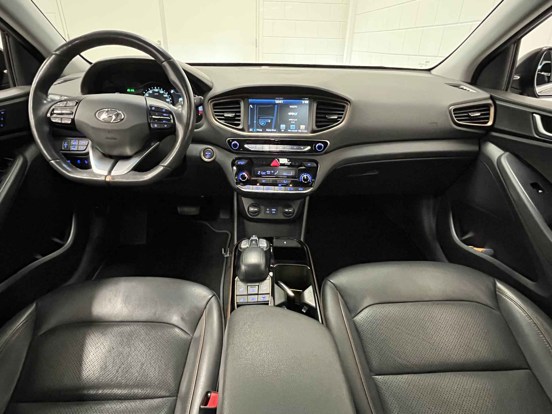 Hyundai IONIQ Premium EV SCHUIFDAK | LEDER | FULL LED | NAVIGATIE | COMPLETE AUTO! - 14/51