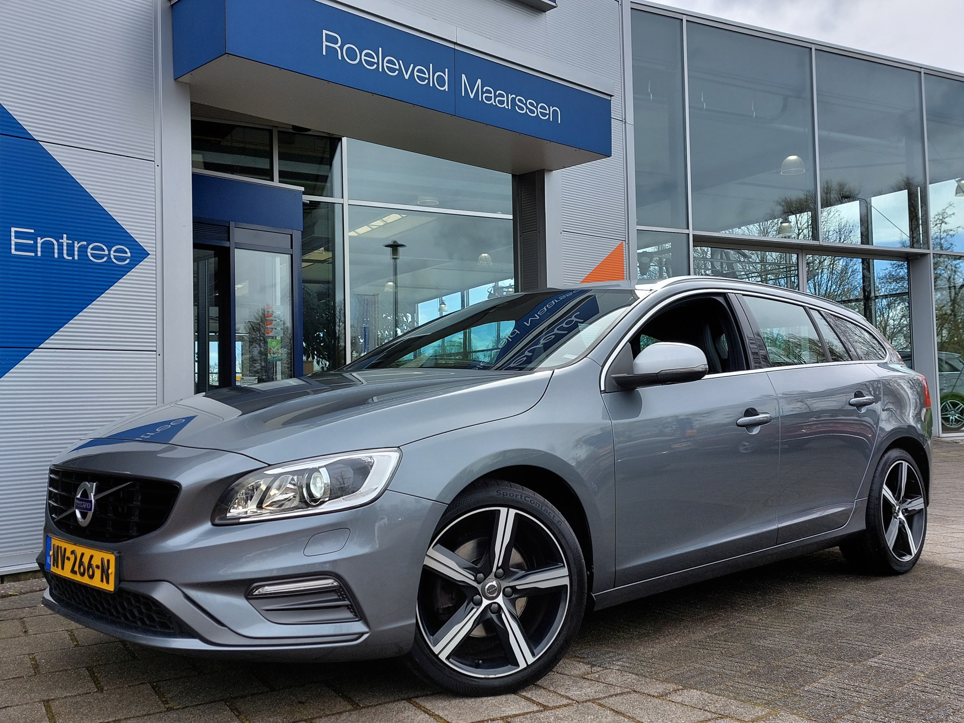 Volvo V60 2.0 T3 Nordic+ Sport R-Design | Origineel NL | Navi | Bi-Xenon | Clima | Cruise | Pdc | Sportstoel+Stoelverwarming | Licht+Regensensor | 18''lm | Trekhaak