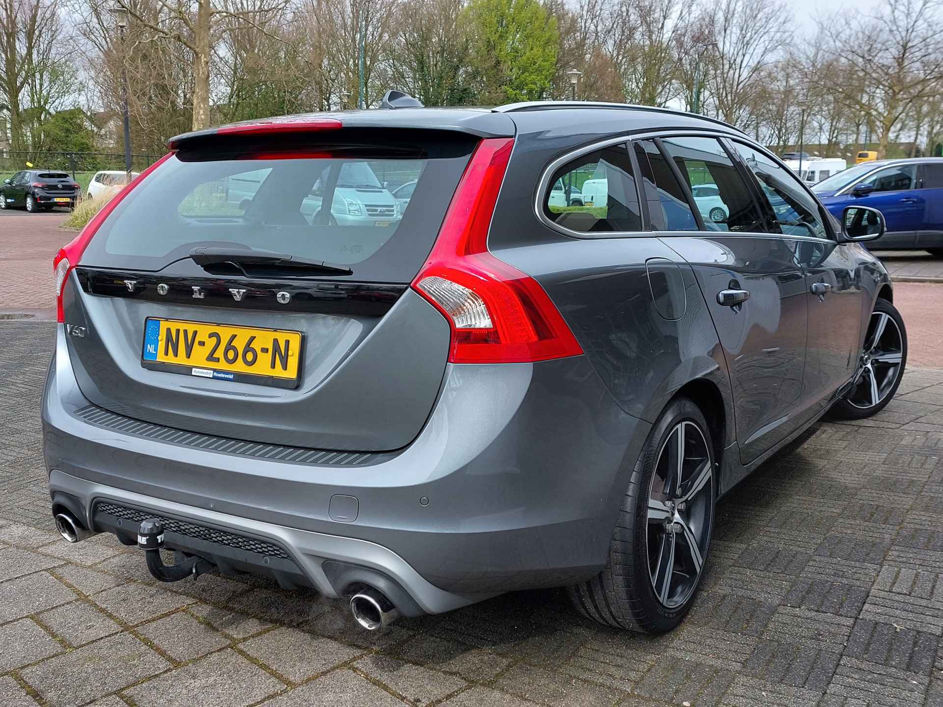 Volvo V60 2.0 T3 Nordic+ Sport R-Design | Origineel NL | Navi | Bi-Xenon | Clima | Cruise | Pdc | Sportstoel+Stoelverwarming | Licht+Regensensor | 18''lm | Trekhaak - 7/47