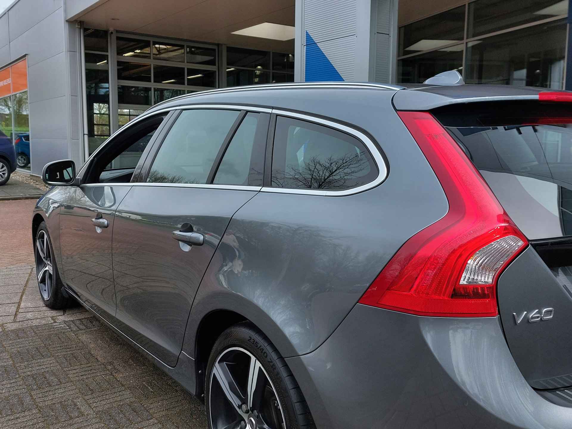 Volvo V60 2.0 T3 Nordic+ Sport R-Design | Origineel NL | Navi | Bi-Xenon | Clima | Cruise | Pdc | Sportstoel+Stoelverwarming | Licht+Regensensor | 18''lm | Trekhaak - 38/47