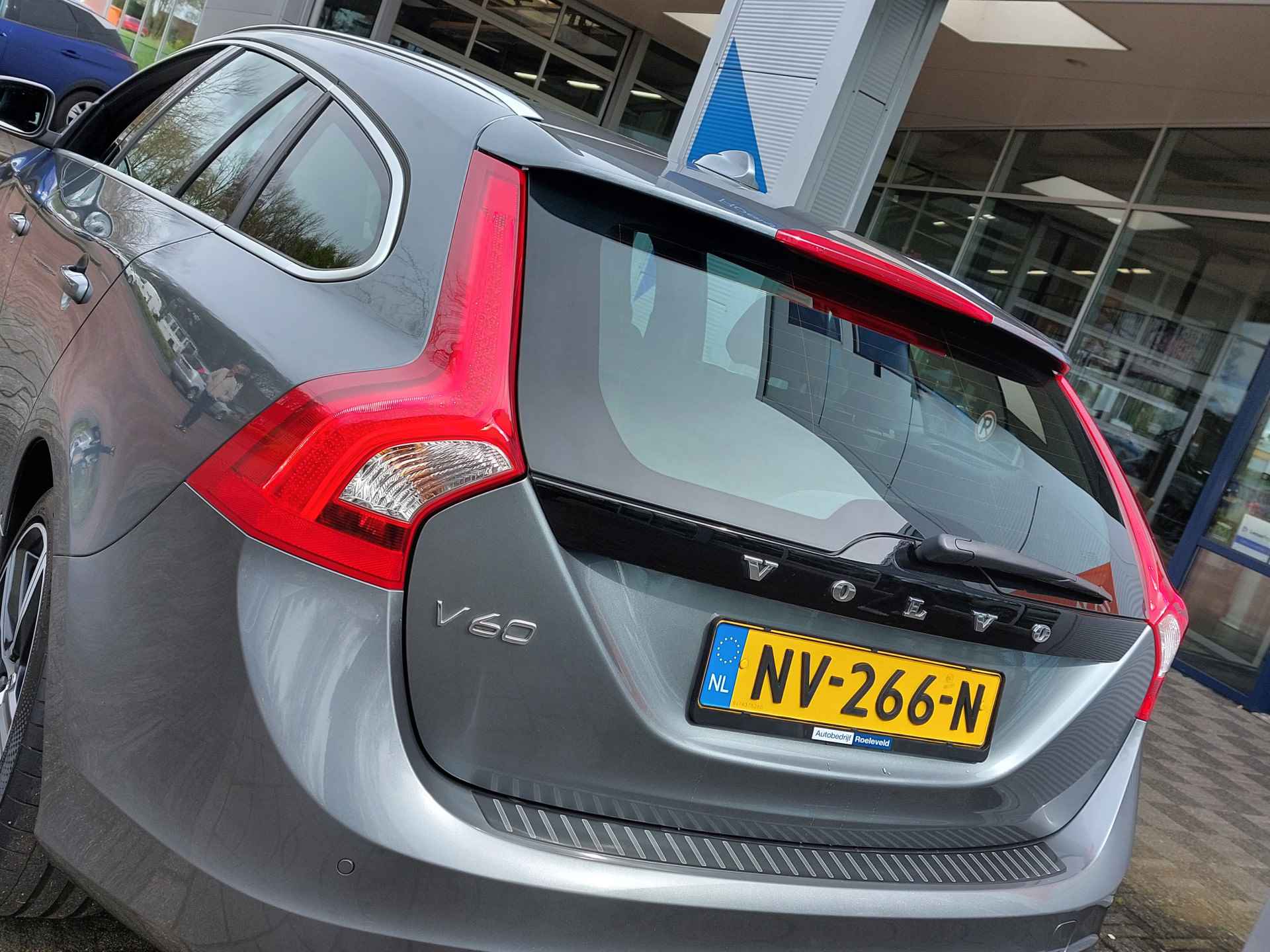 Volvo V60 2.0 T3 Nordic+ Sport R-Design | Origineel NL | Navi | Bi-Xenon | Clima | Cruise | Pdc | Sportstoel+Stoelverwarming | Licht+Regensensor | 18''lm | Trekhaak - 39/47