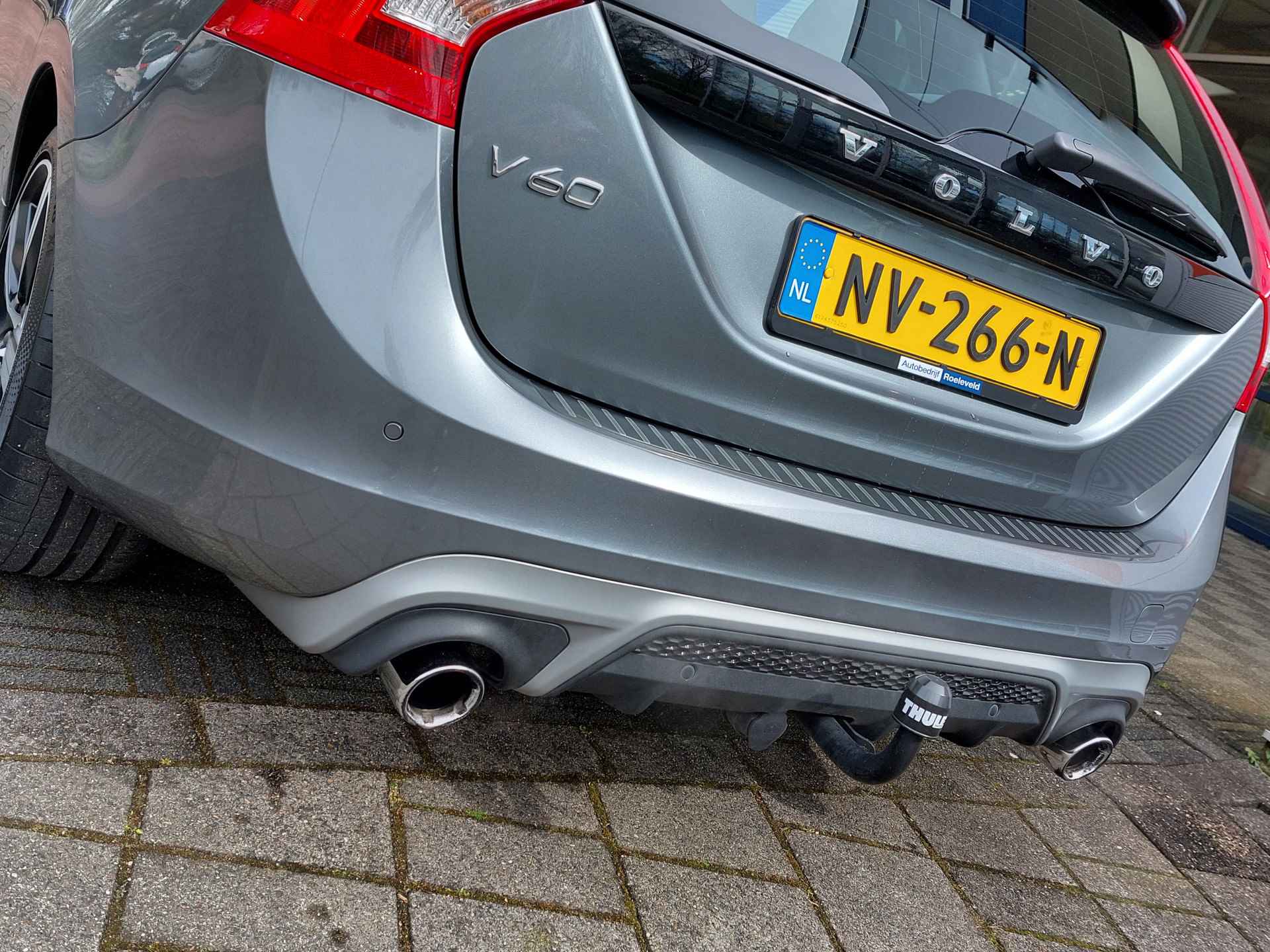 Volvo V60 2.0 T3 Nordic+ Sport R-Design | Origineel NL | Navi | Bi-Xenon | Clima | Cruise | Pdc | Sportstoel+Stoelverwarming | Licht+Regensensor | 18''lm | Trekhaak - 40/47