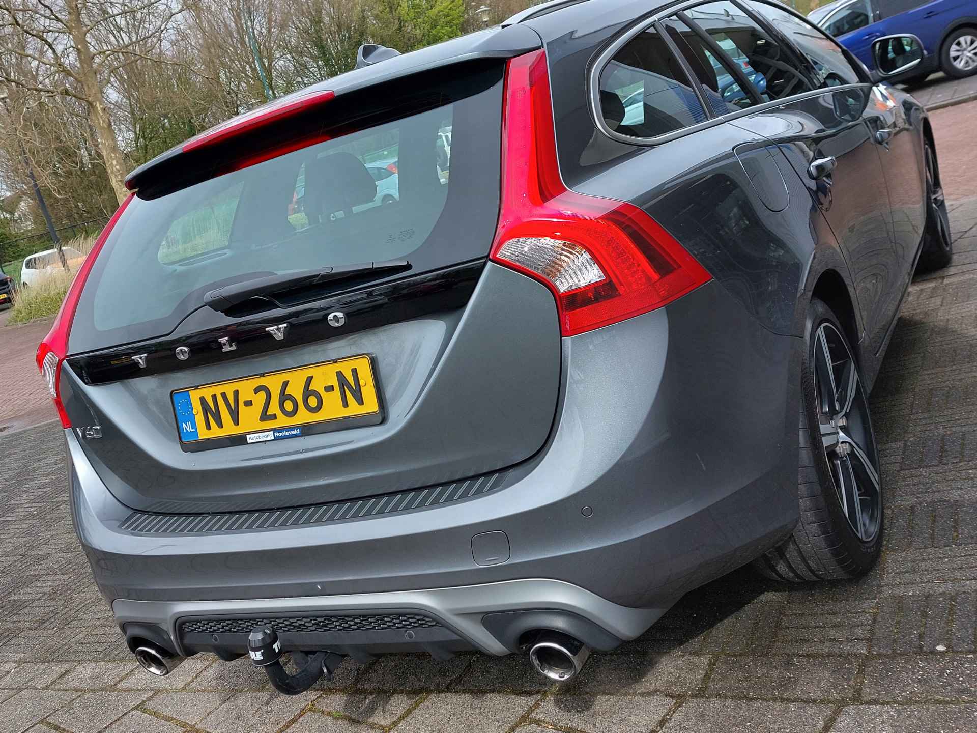 Volvo V60 2.0 T3 Nordic+ Sport R-Design | Origineel NL | Navi | Bi-Xenon | Clima | Cruise | Pdc | Sportstoel+Stoelverwarming | Licht+Regensensor | 18''lm | Trekhaak - 41/47