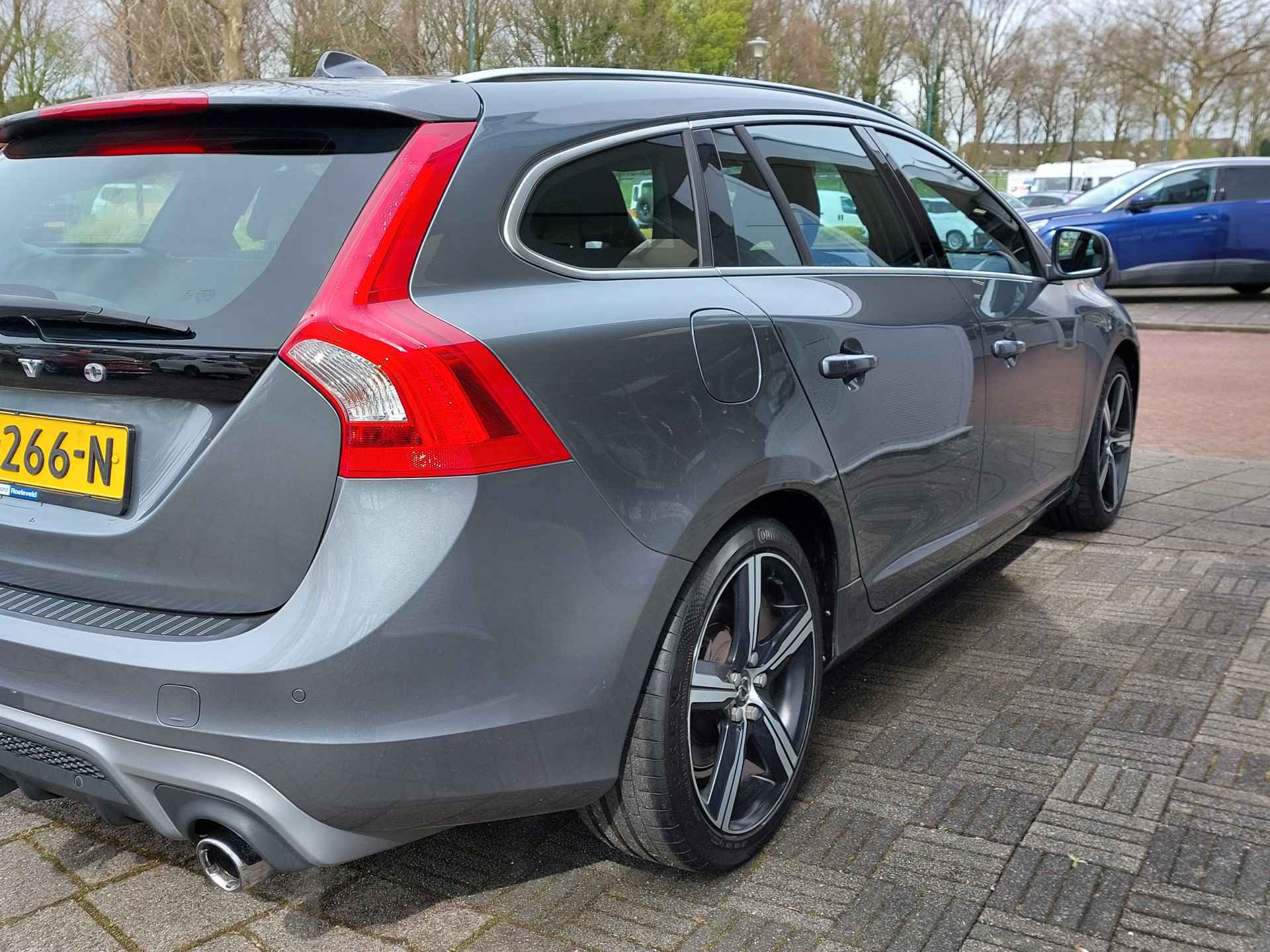 Volvo V60 2.0 T3 Nordic+ Sport R-Design | Origineel NL | Navi | Bi-Xenon | Clima | Cruise | Pdc | Sportstoel+Stoelverwarming | Licht+Regensensor | 18''lm | Trekhaak - 42/47