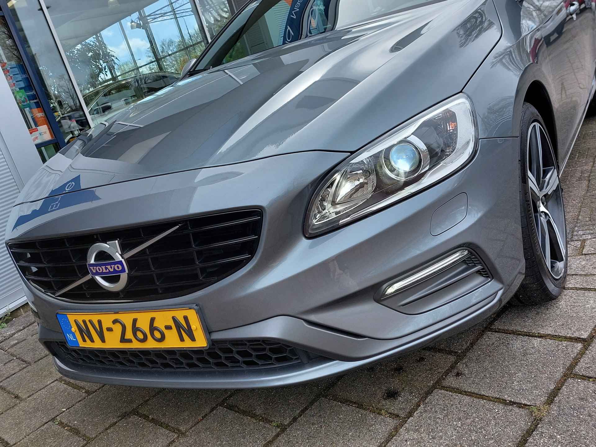 Volvo V60 2.0 T3 Nordic+ Sport R-Design | Origineel NL | Navi | Bi-Xenon | Clima | Cruise | Pdc | Sportstoel+Stoelverwarming | Licht+Regensensor | 18''lm | Trekhaak - 44/47