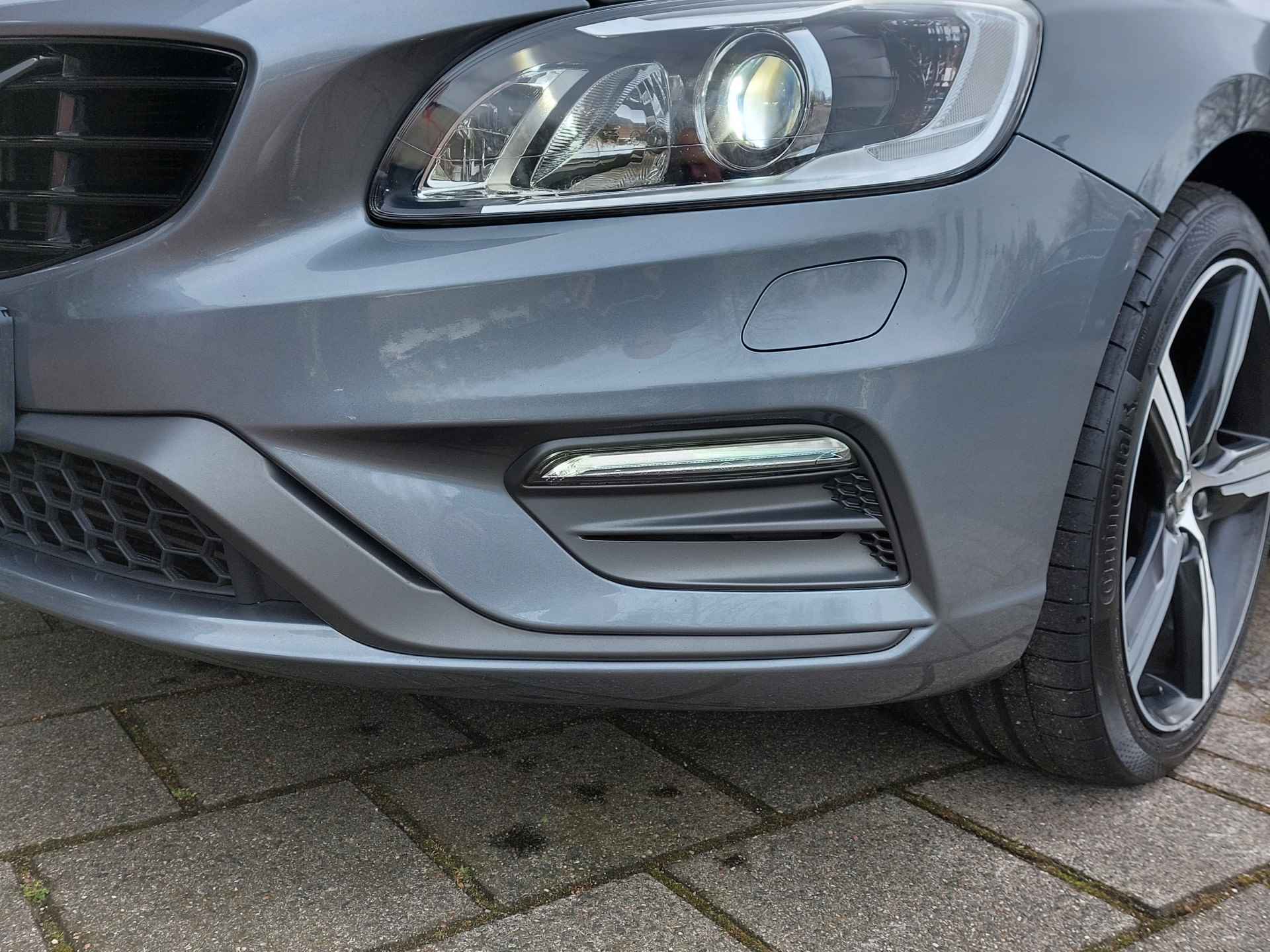 Volvo V60 2.0 T3 Nordic+ Sport R-Design | Origineel NL | Navi | Bi-Xenon | Clima | Cruise | Pdc | Sportstoel+Stoelverwarming | Licht+Regensensor | 18''lm | Trekhaak - 45/47