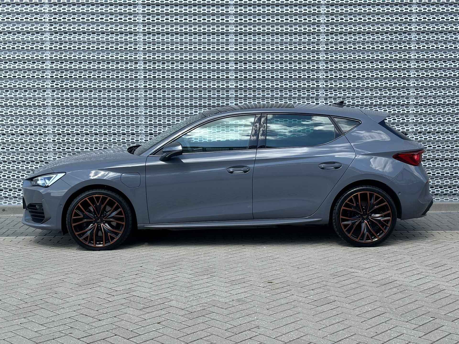 CUPRA Leon 1.4 e-Hybrid 245pk DSG VZ Performance / Panoramadak / SuperSport Stuur / 19" LMV / Stuur & Stoelverwarming / LED / Keyless / Navigatie / Camera / Adaptief Onderstel / Alarm - 5/29