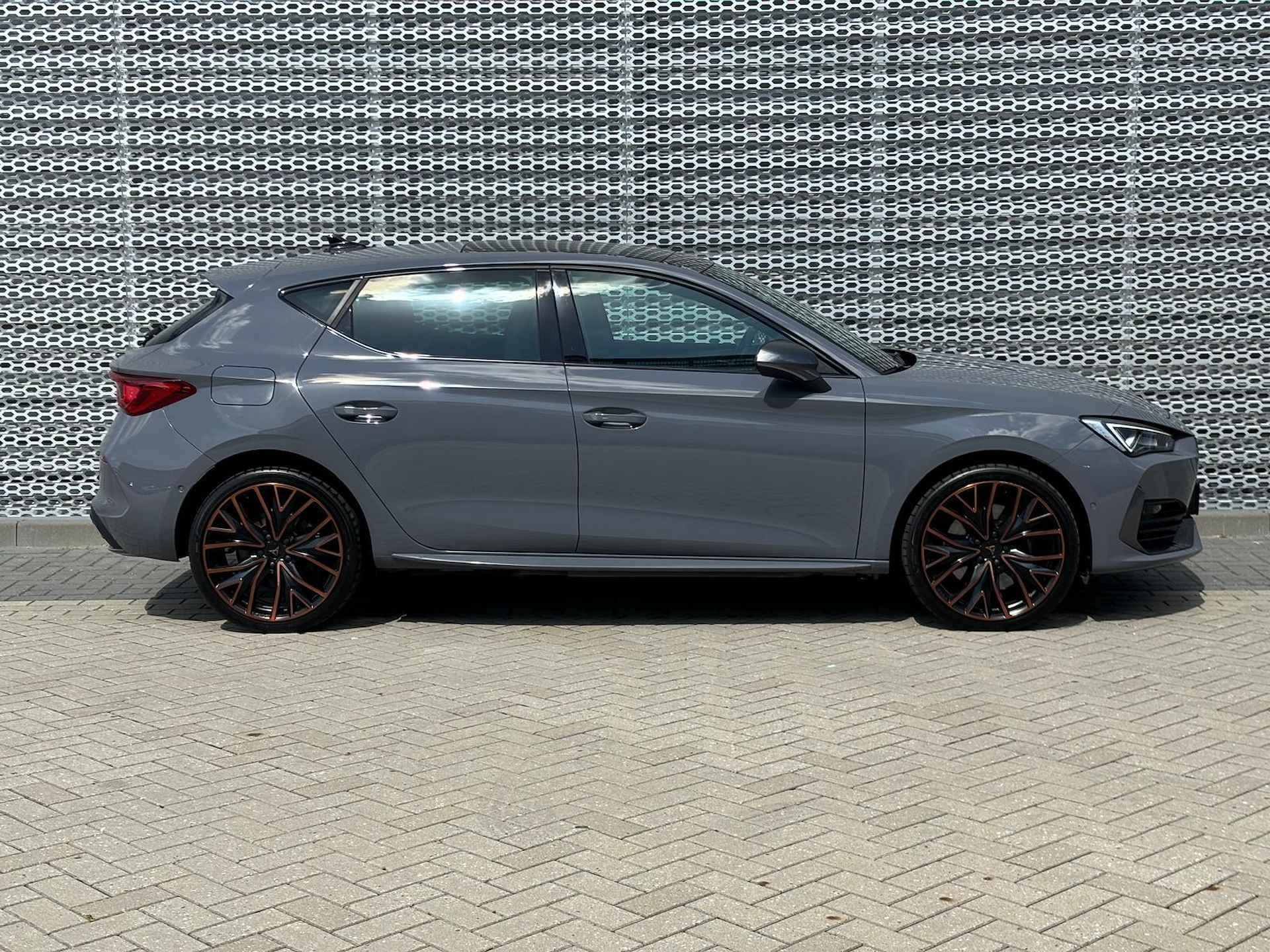 CUPRA Leon 1.4 e-Hybrid 245pk DSG VZ Performance / Panoramadak / SuperSport Stuur / 19" LMV / Stuur & Stoelverwarming / LED / Keyless / Navigatie / Camera / Adaptief Onderstel / Alarm - 9/29