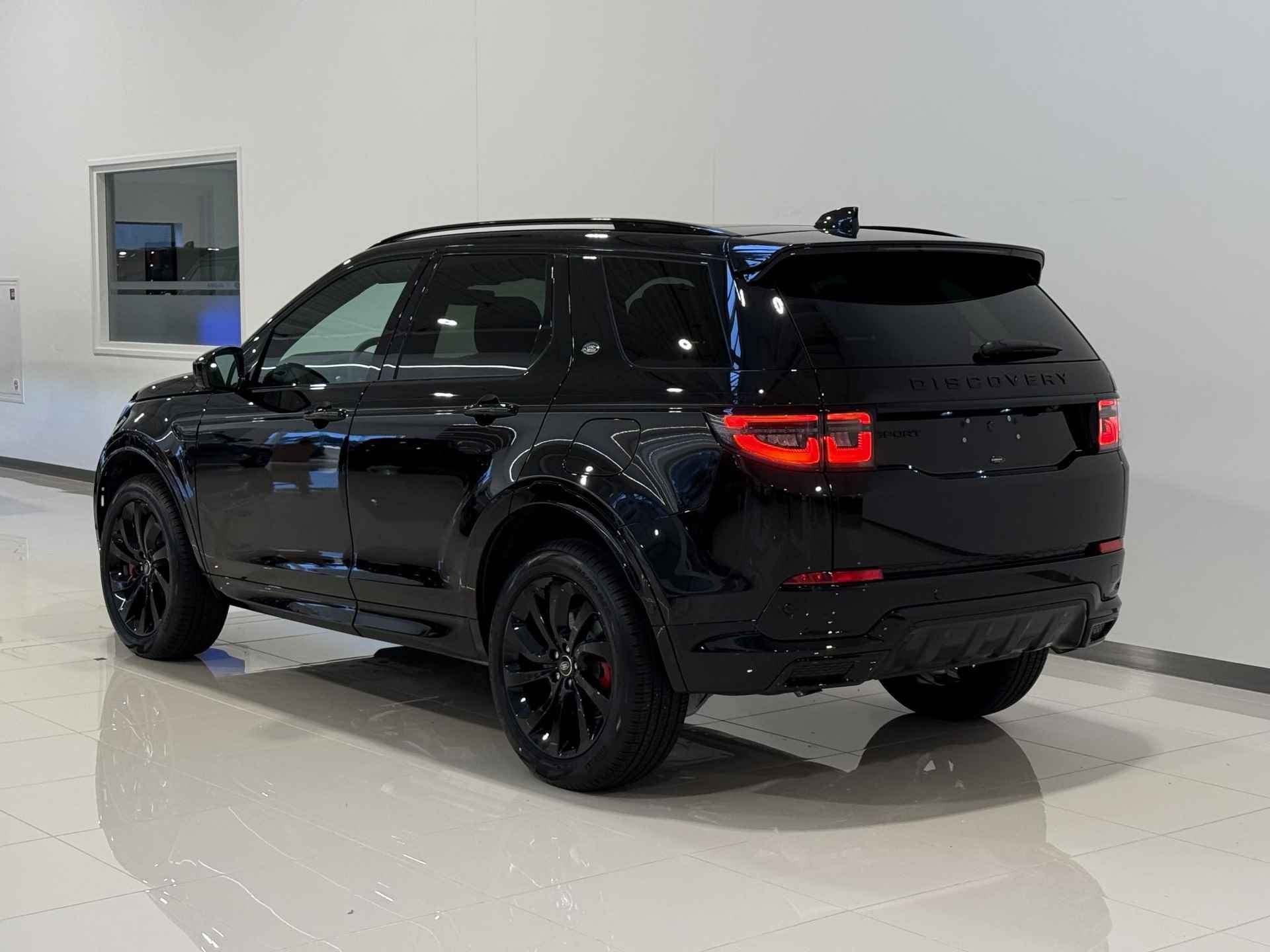 Land Rover Discovery Sport 1.5 P270e PHEV Dynamic Edition | Panoramadak | Black Pack | 20 inch Gloss Black | Cold climate Pack - 2/20