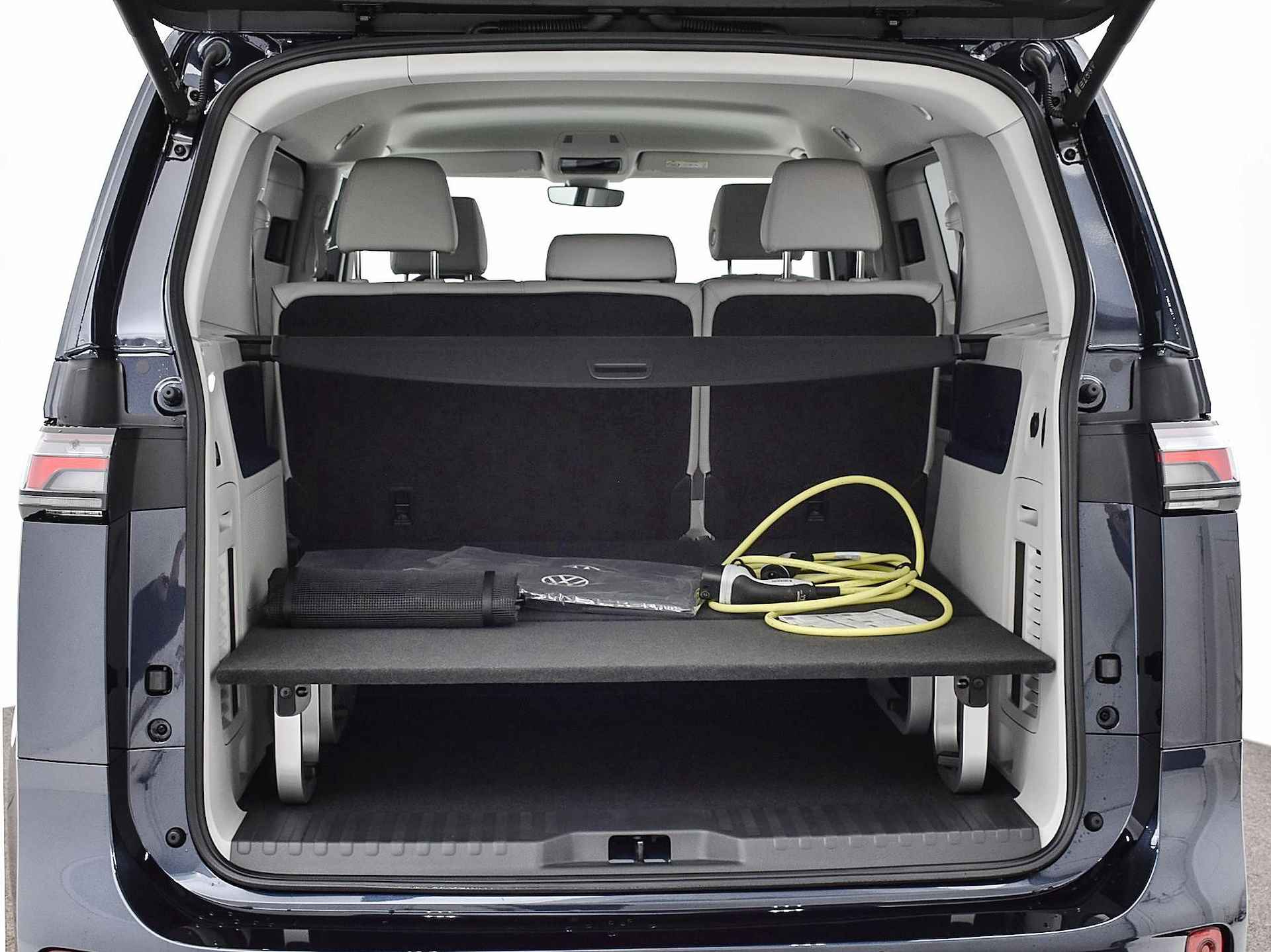 Volkswagen ID. Buzz Pro Advantage Elektromotor 150 kW / 204 pk Electr. aandrijving · Assistance pakket · Design pakket · Interieur pakket · Multimedia pakket · Open & Close pakket plus · voorstoelen verwarmbaar · - 17/40
