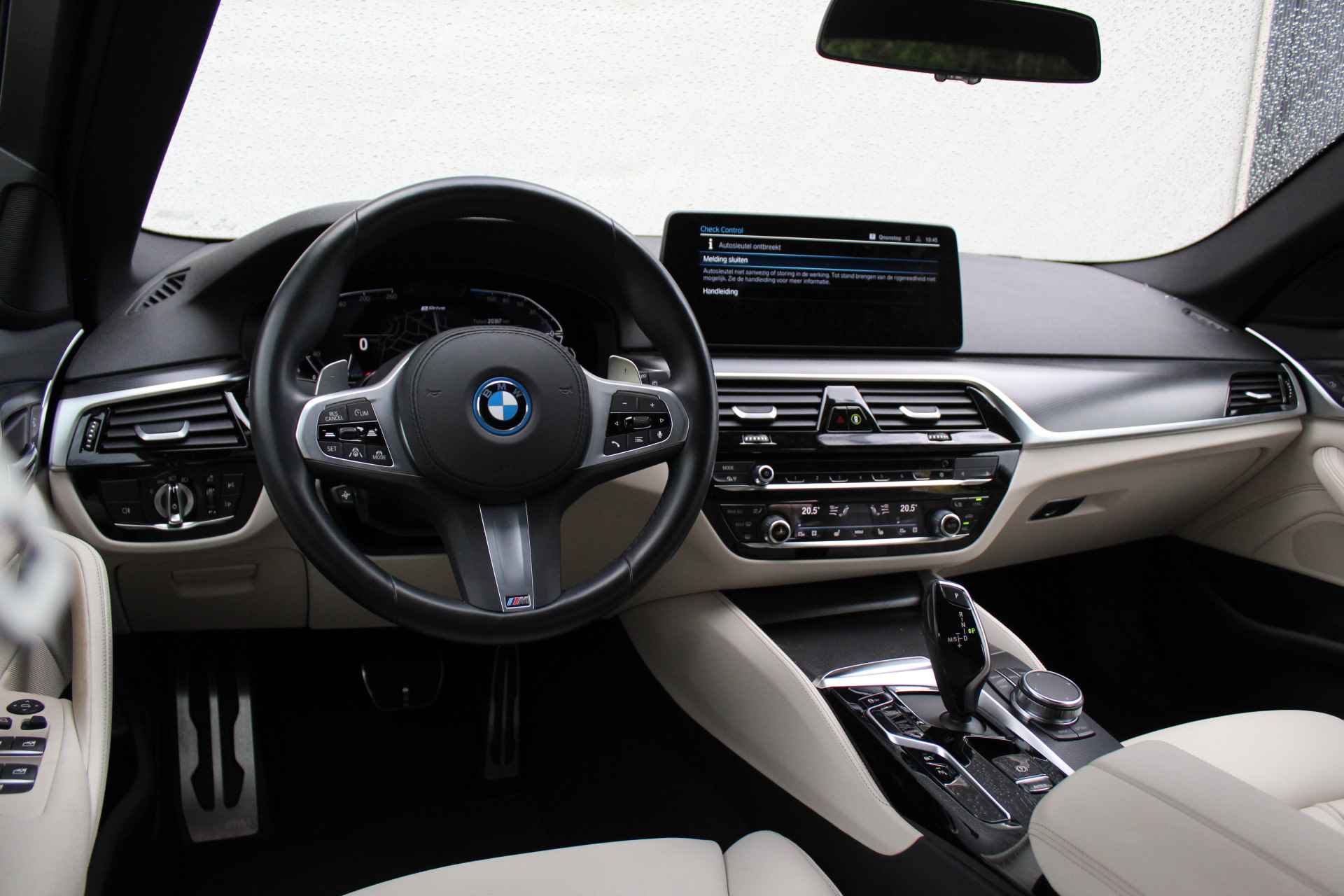 BMW 5 Serie Touring 530e High Executive M Sport Automaat / Panoramadak / Laserlicht / Head-Up / Live Cockpit Professional / Stoelverwarming / Driving Assistant Professional / Parking Assistant - 12/29