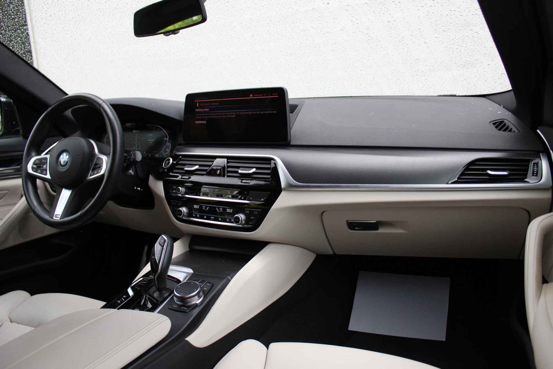 BMW 5 Serie Touring 530e High Executive M Sport Automaat / Panoramadak / Laserlicht / Head-Up / Live Cockpit Professional / Stoelverwarming / Driving Assistant Professional / Parking Assistant - 14/29