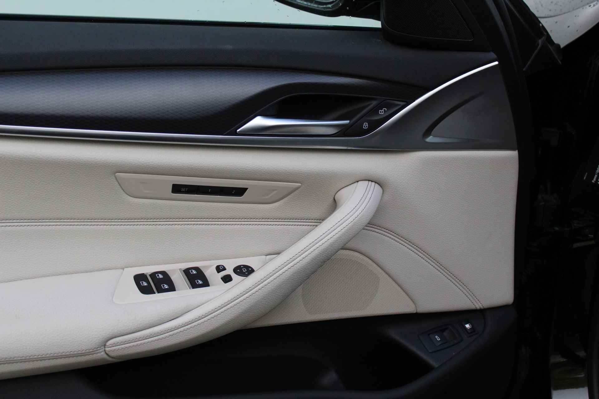 BMW 5 Serie Touring 530e High Executive M Sport Automaat / Panoramadak / Laserlicht / Head-Up / Live Cockpit Professional / Stoelverwarming / Driving Assistant Professional / Parking Assistant - 17/29