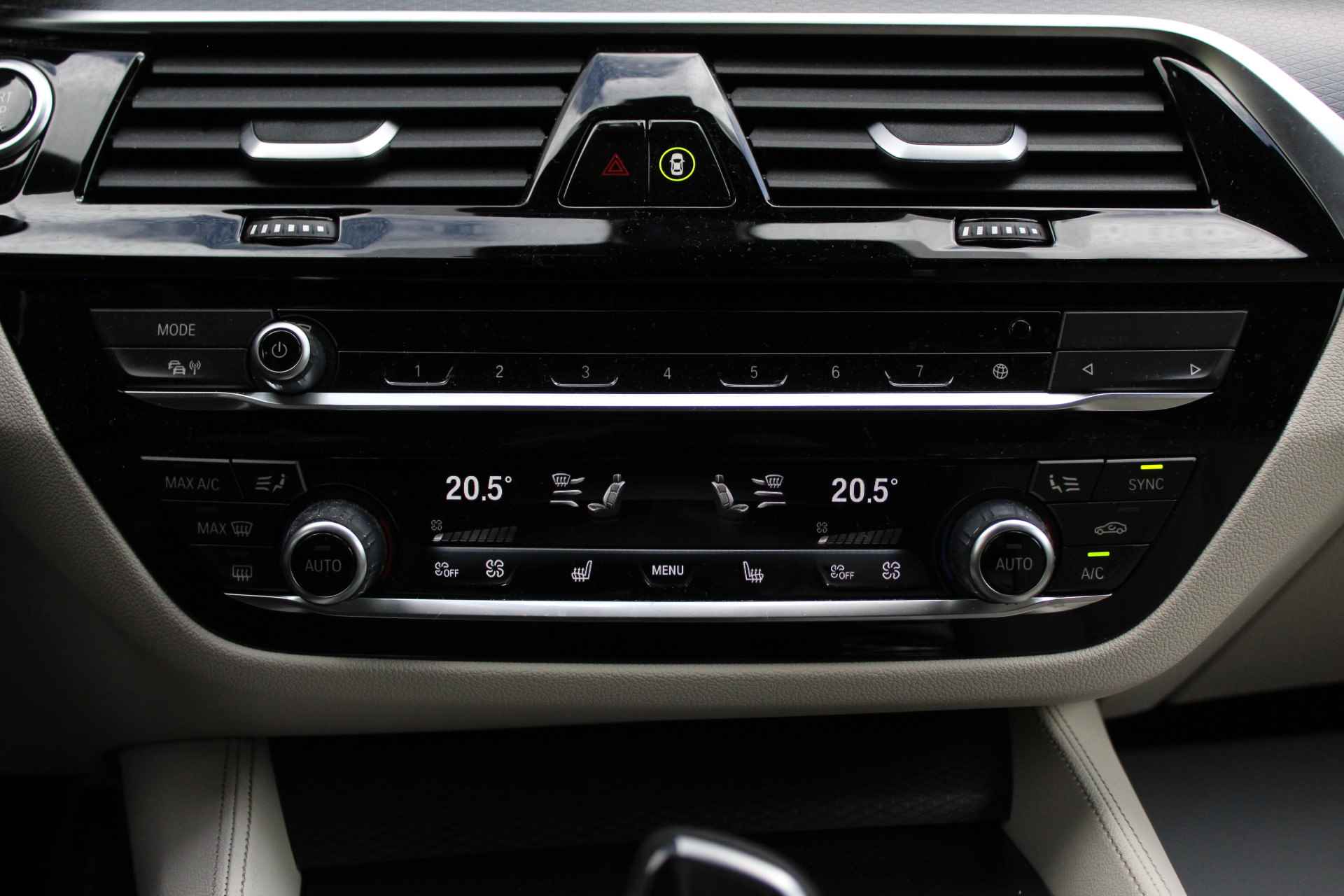 BMW 5 Serie Touring 530e High Executive M Sport Automaat / Panoramadak / Laserlicht / Head-Up / Live Cockpit Professional / Stoelverwarming / Driving Assistant Professional / Parking Assistant - 23/29