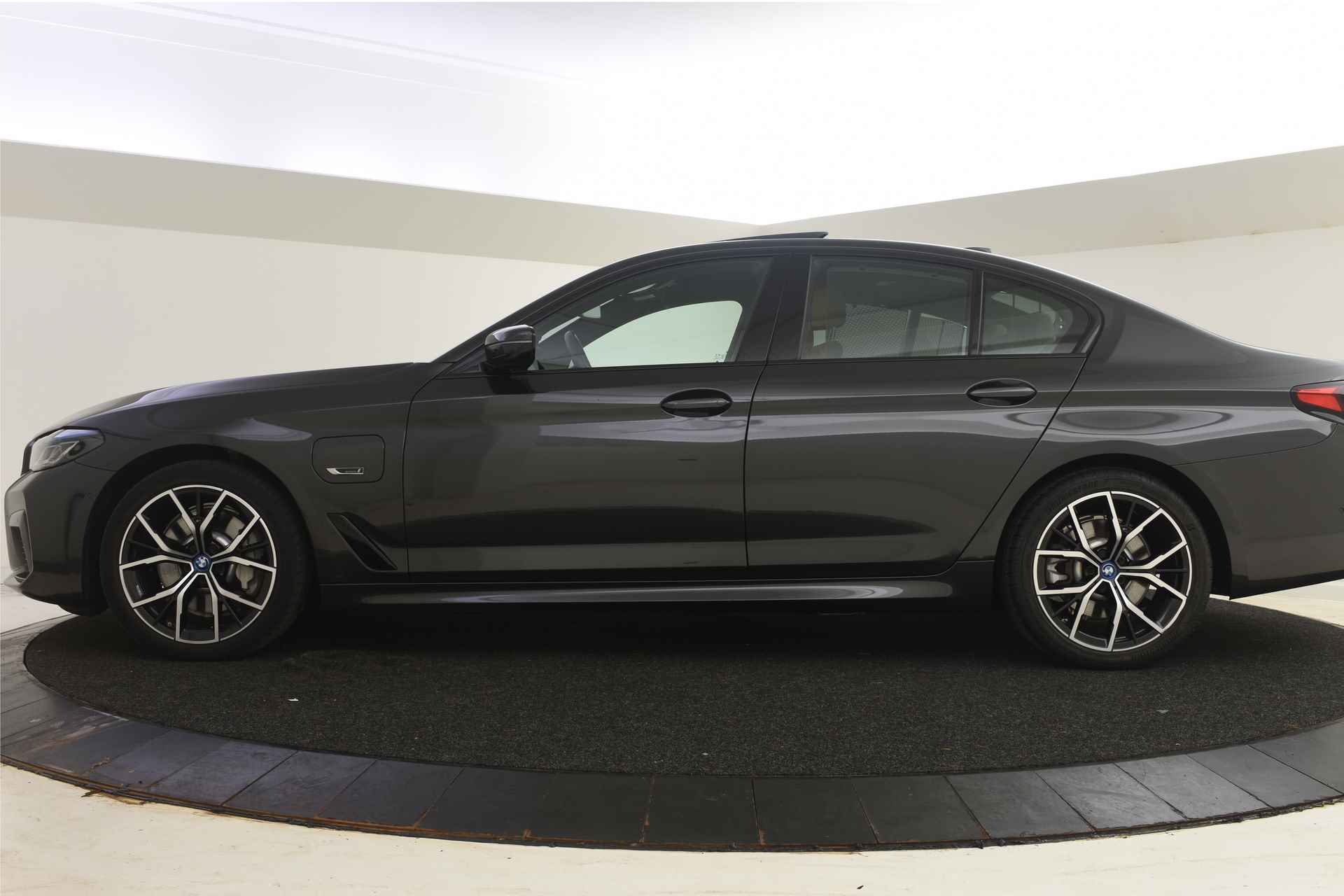 BMW 5 Serie 530e High Executive M Sport Automaat / Schuif-kanteldak / Adaptief onderstel / Stoelverwarming / Laserlight / Head-Up / Live Cockpit Professional / Parking Assistant - 4/45