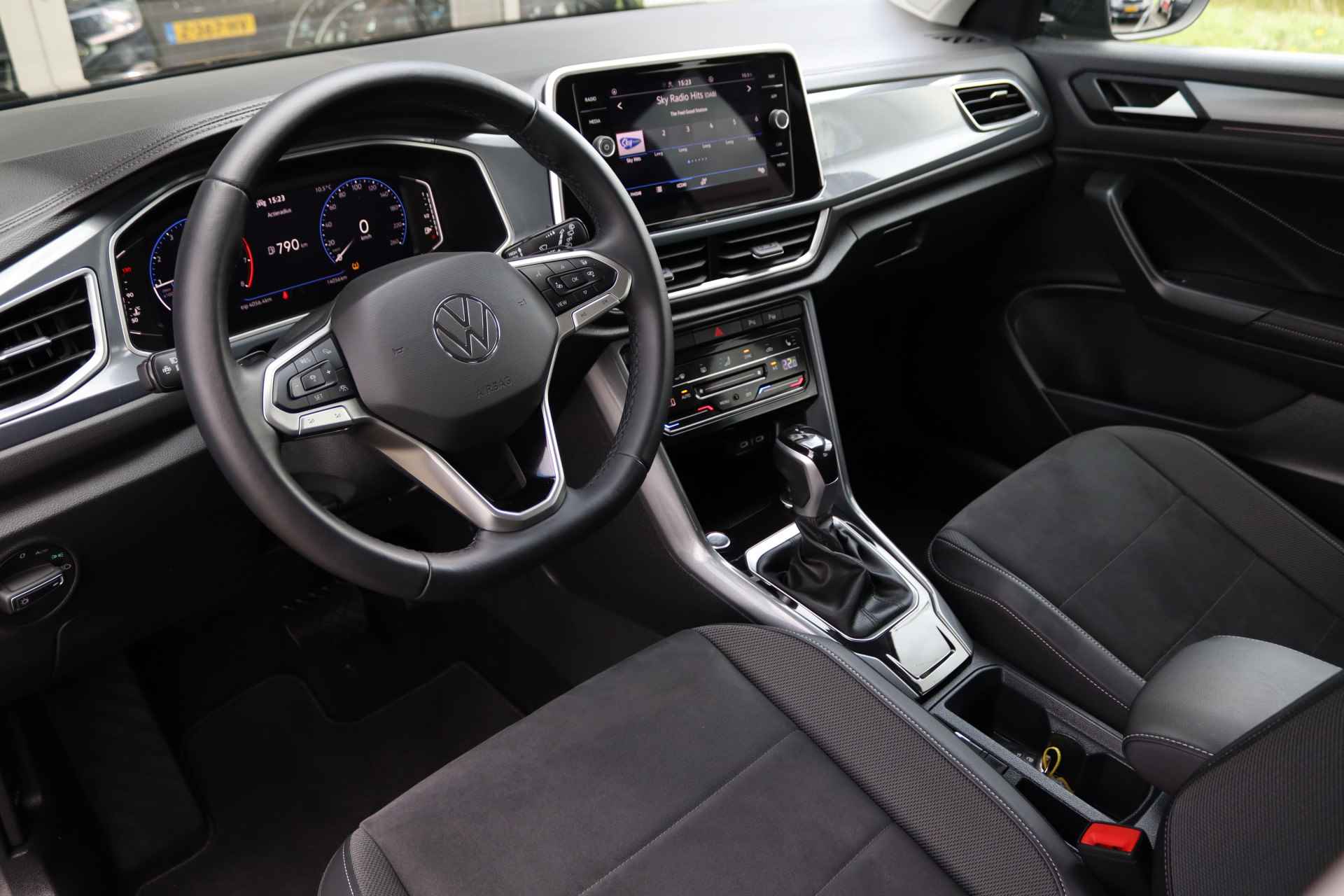 Volkswagen T-Roc 1.5 TSI 150 pk DSG Style | App Connect | Camera | Climatronic | Keyless | Electrische Klep | 17'' LM | Stoelverwarming | - 12/42