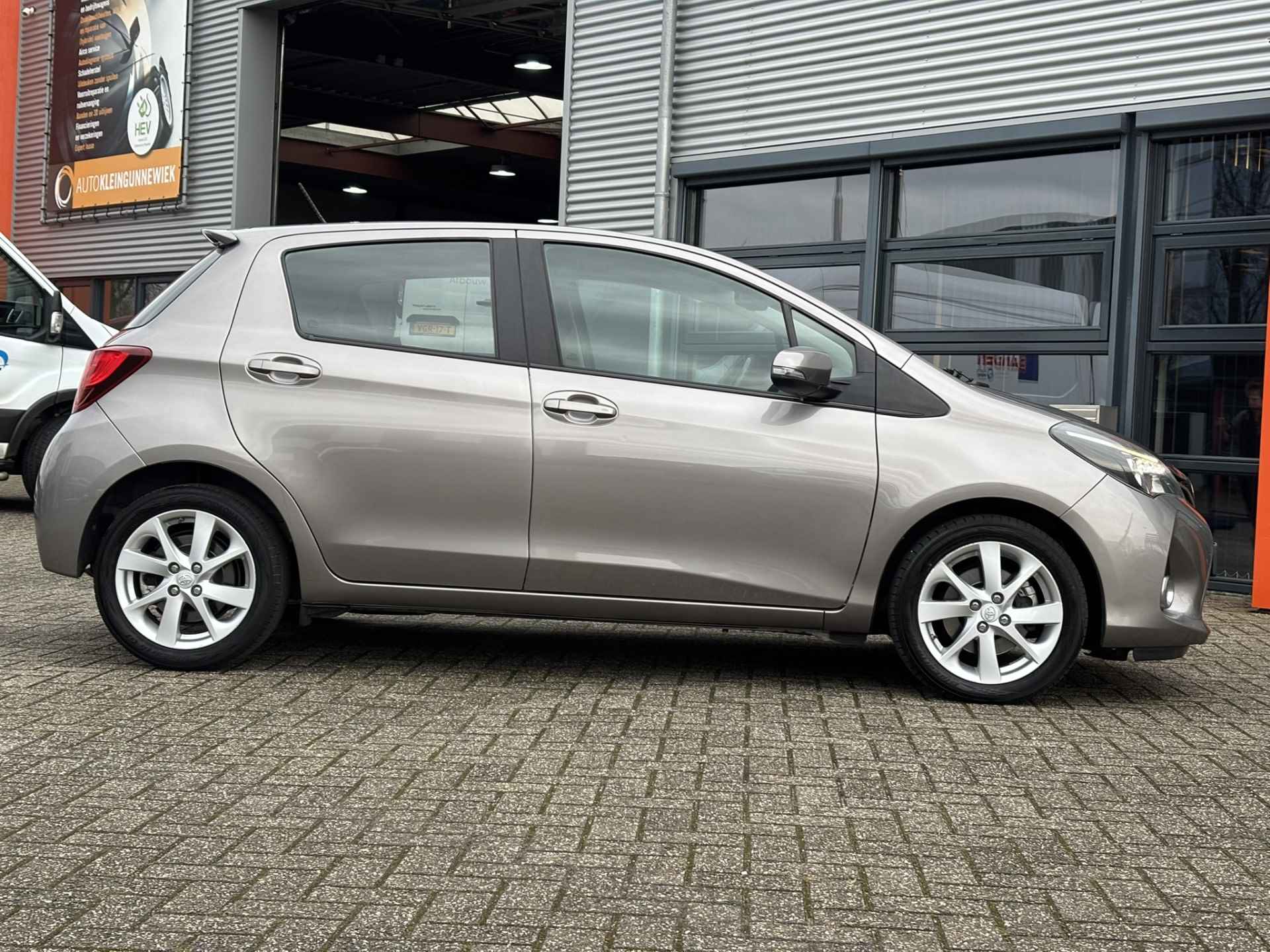 Toyota Yaris 1.5 Hybrid Dynamic / Airco / Navi / / Camera / NL Auto / - 17/34