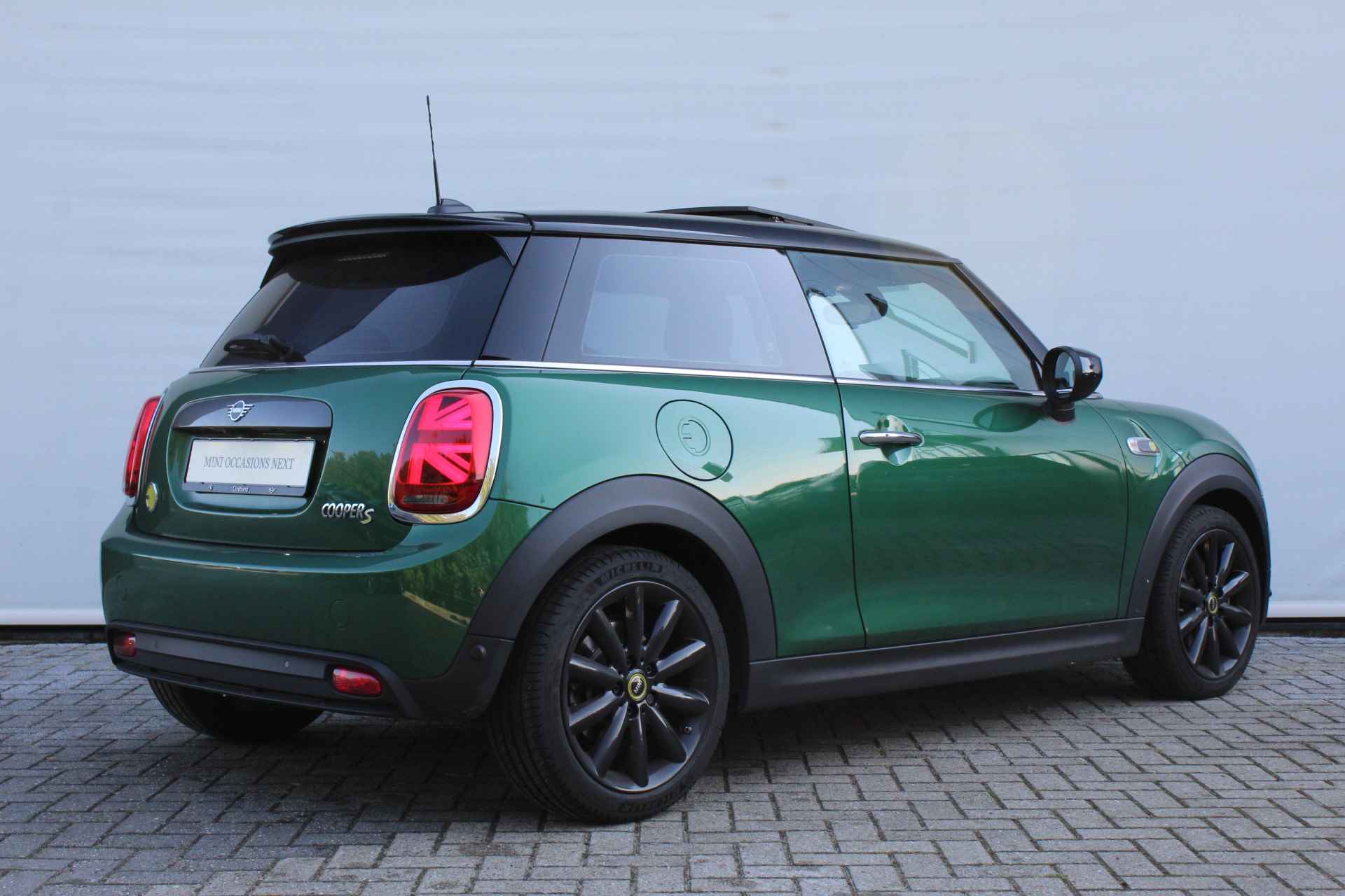 MINI Electric Yours / Panoramadak / Achteruitrijcamera / Sportstoelen / Adaptieve LED / Apple CarPlay / Head-Up / Comfort Access - 13/27