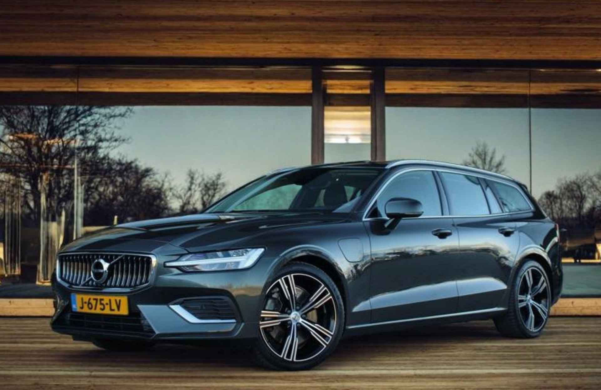 Volvo V60 T6 Recharge AWD Inscription | Adaptive Cruise | Harman/Kardon | Panoramadak | Camera | Trekhaak | 19-inch