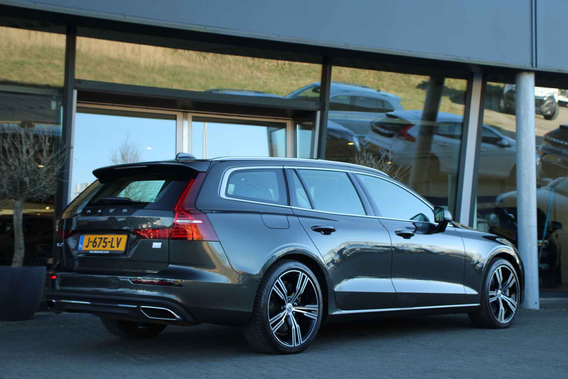 Volvo V60 T6 Recharge AWD Inscription | Adaptive Cruise | Harman/Kardon | Panoramadak | Camera | Trekhaak | 19-inch - 24/30