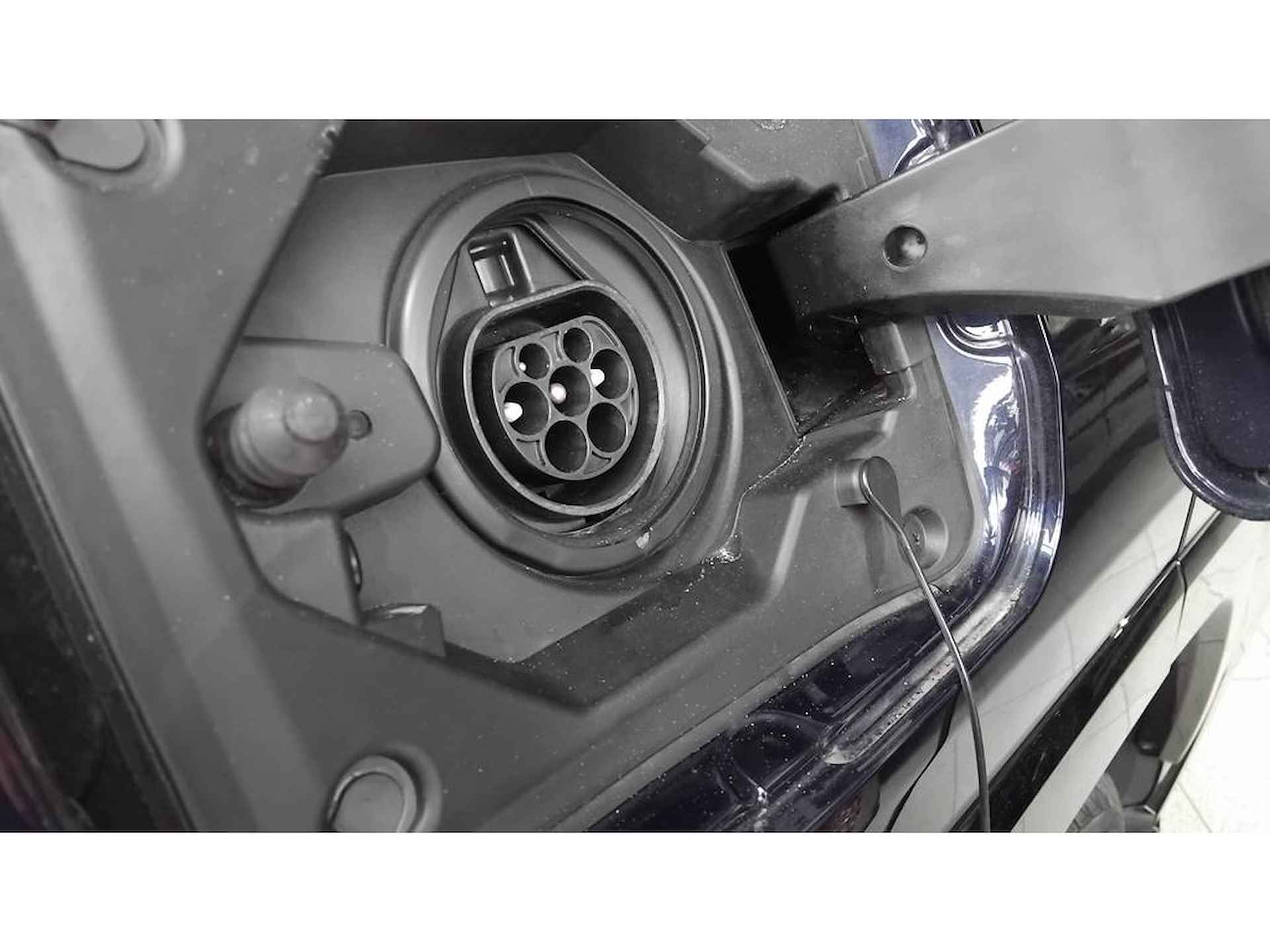 Toyota RAV4 2.5 Plug-in AWD Bi-Tone 360 cam JBL HUD - 31/32