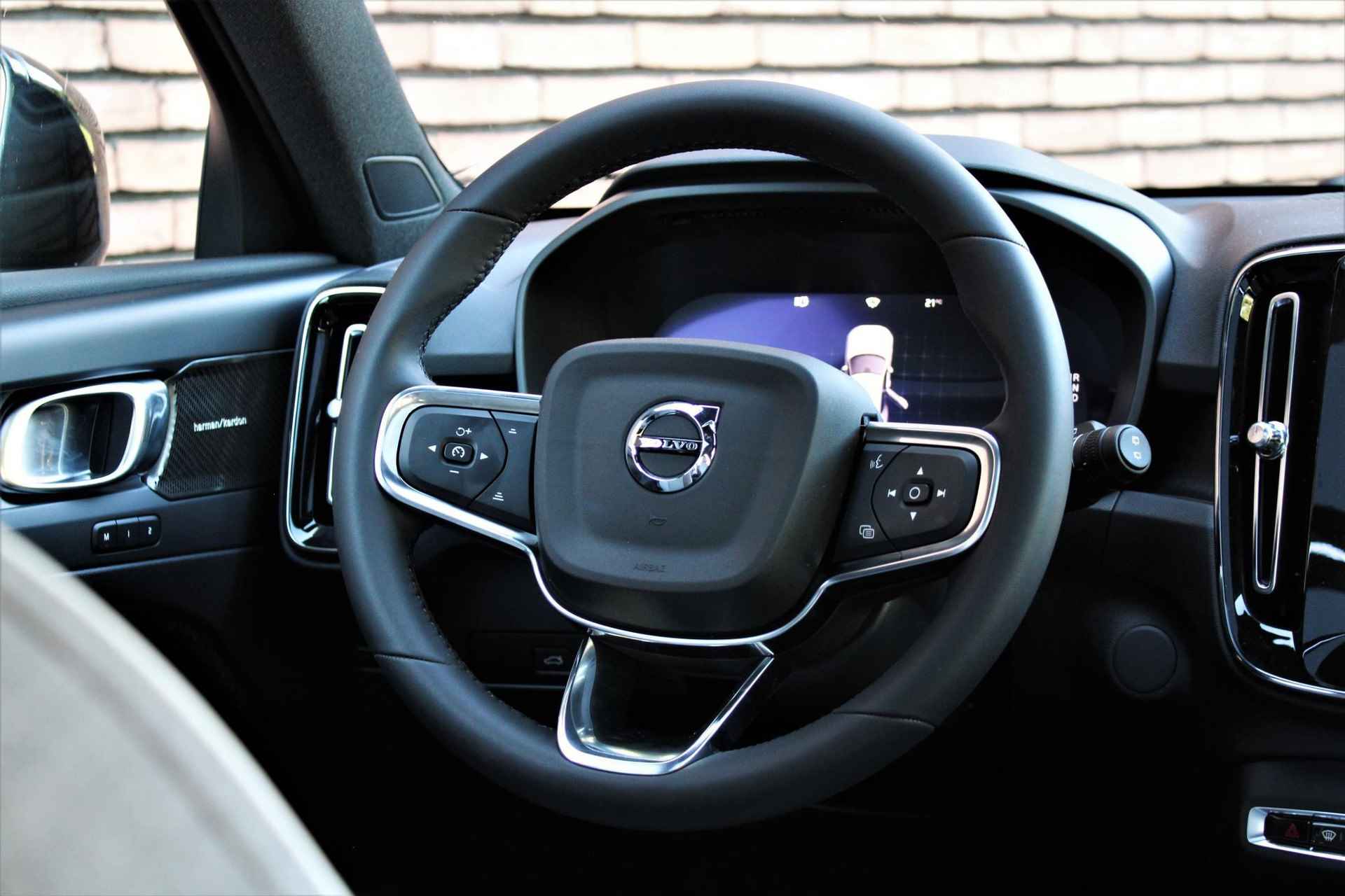 Volvo EX40 Single Motor Extended Range Ultra 82 kWh 20″ 5-Spaaks Black Diamond Cut, Harman/Kardon Premium Geluidssysteem, Schuif/kanteldak, Elektrisch Verstelbare Bestuurdersstoel Met Geheugenfunctie, Visual Park Assist Incl. 360° Parkeercamera, 20" Lichtmetalen Velgen, Adaptieve Cruise Control Met Stuurhulp, Google Services, Verwarmbare Voorstoelen, Stuurwielverwarming - 5/22