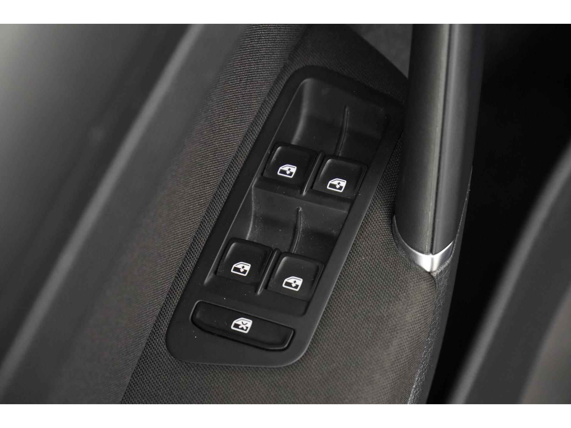 Volkswagen Golf 1.0 TSI Comfortline | Navigatie | ACC | Apple Carplay | Zondag Open! - 36/42