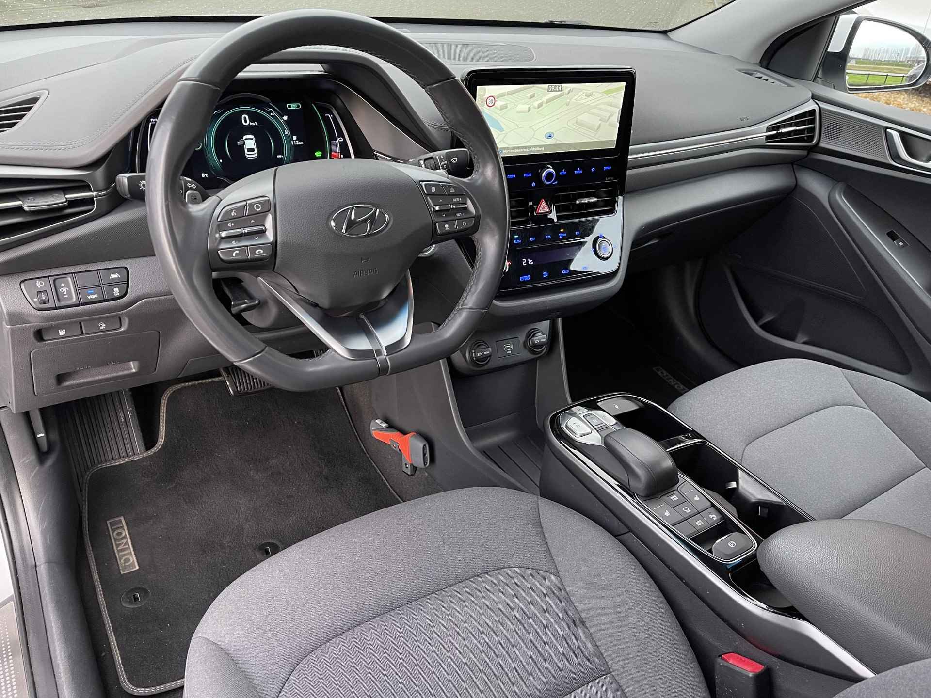 Hyundai IONIQ Comfort EV 38 kWh | Navigatie | Camera | Adapt. Cruise Control | Stoelverwarming | Apple Carplay/Android Auto | Rijklaarprijs! - 10/27