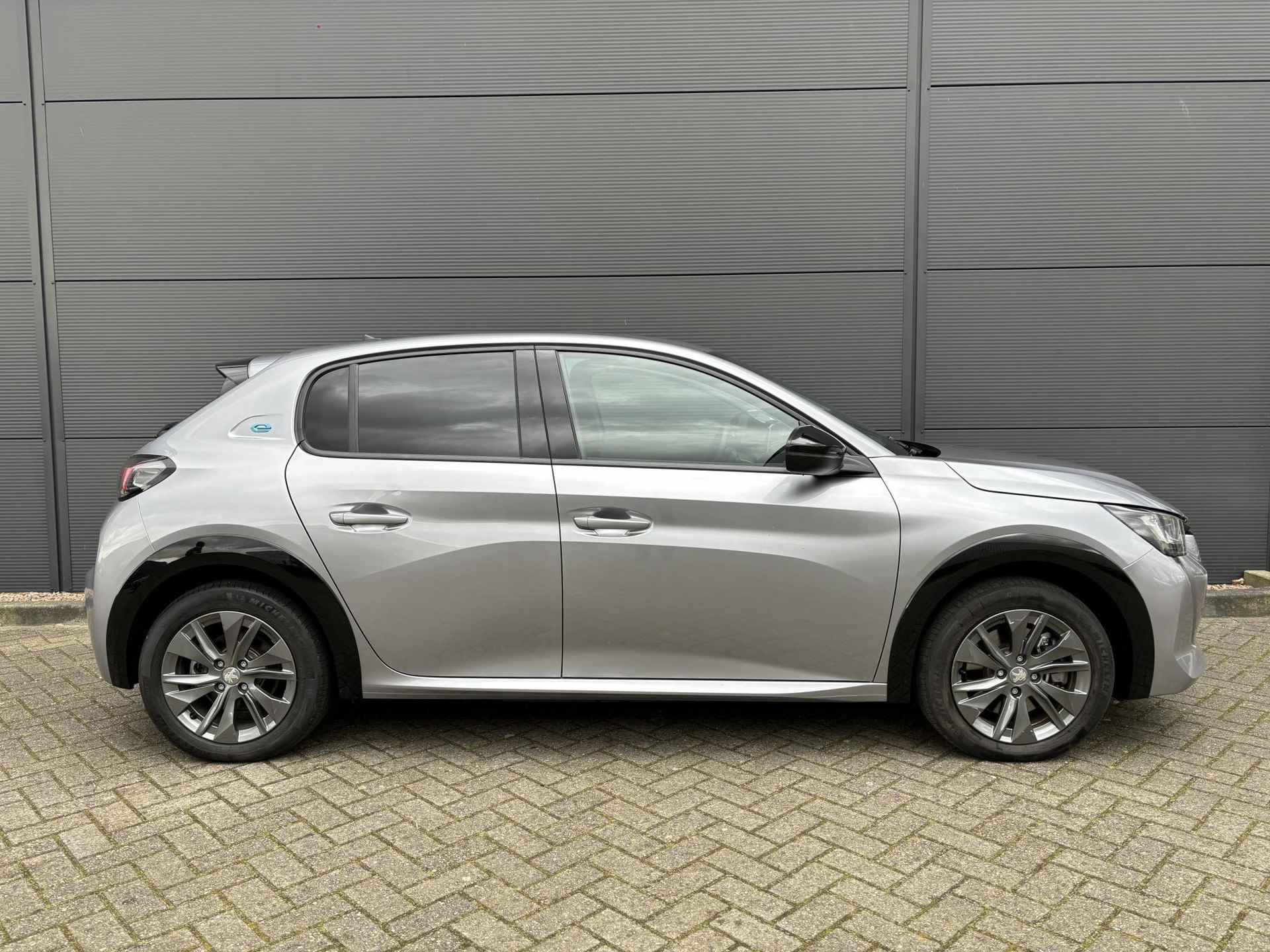 Peugeot 208 EV Allure 50 kWh | Navigatie | Camera | Carplay | Climate control | Cruise control | PDC | LMV 16inch | 10.000km! - 10/22