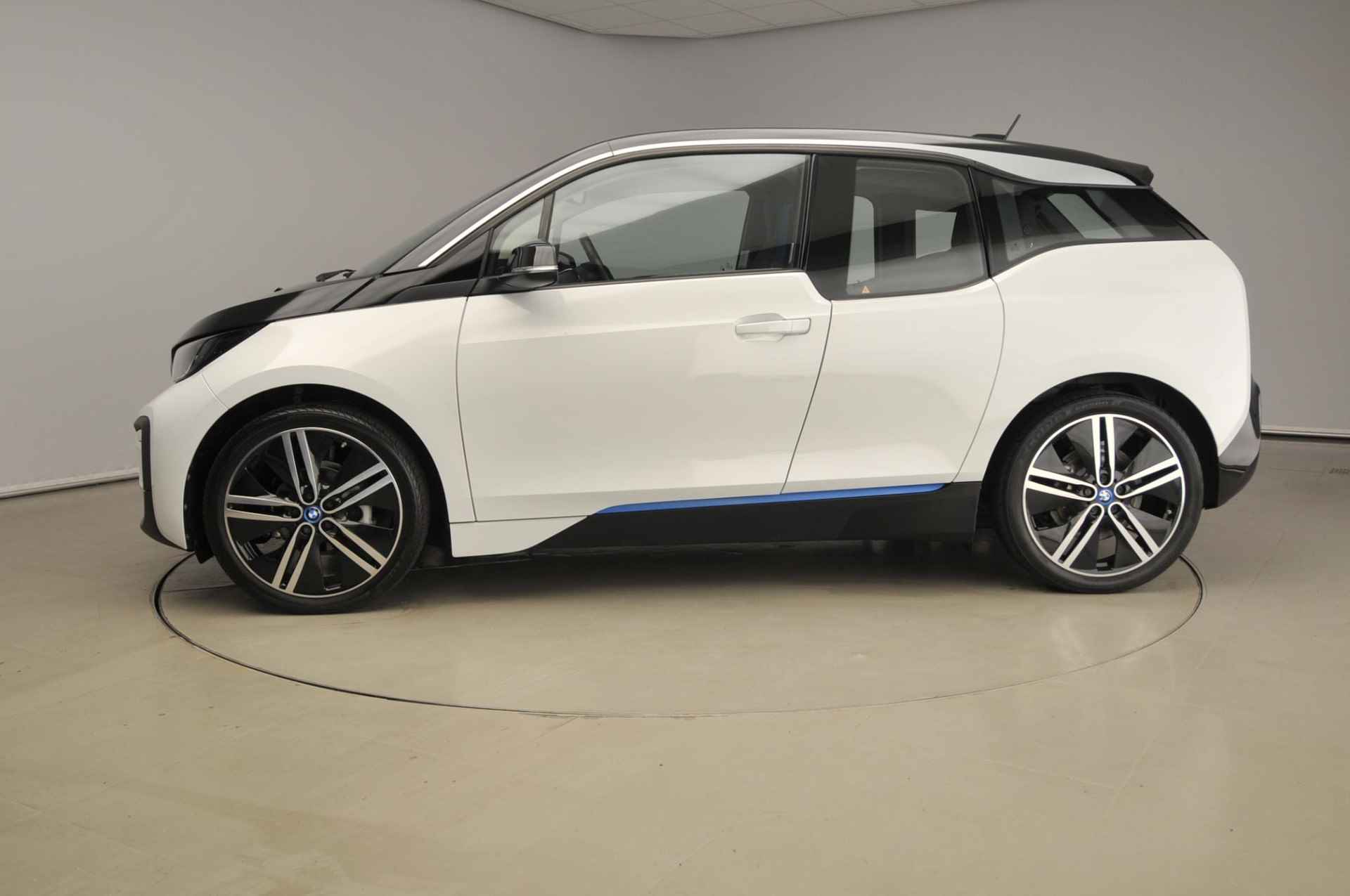 BMW i3 Basis 120Ah 42 kWh | LED | Navigatie | Stoelverwarming | Clima | Cruise controle | Alu 19 inch - 3/39