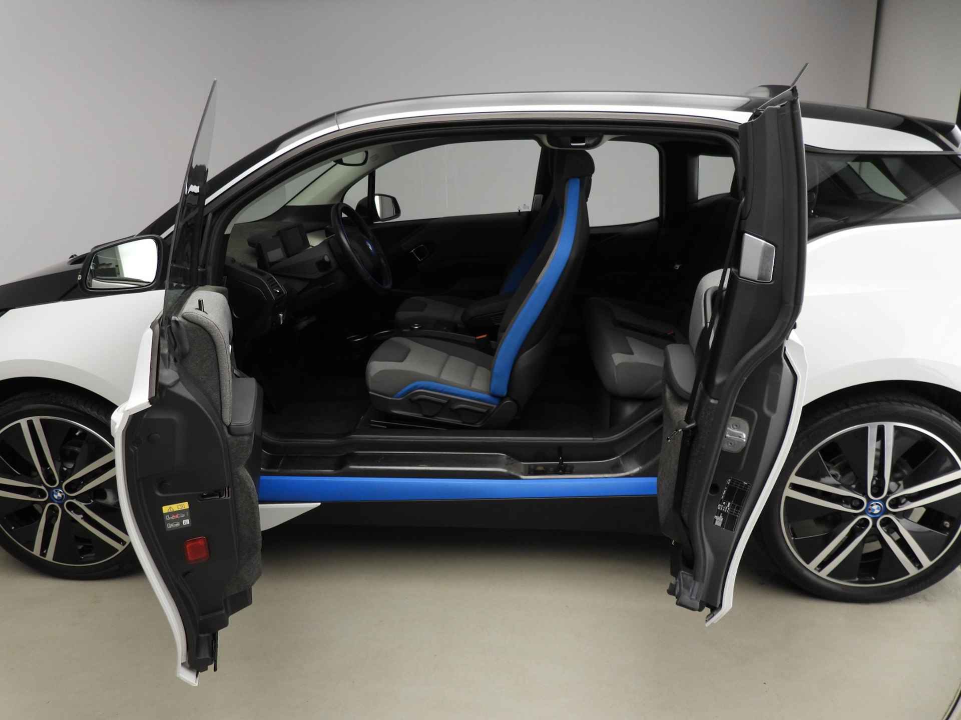 BMW i3 Basis 120Ah 42 kWh | LED | Navigatie | Stoelverwarming | Clima | Cruise controle | Alu 19 inch - 34/39