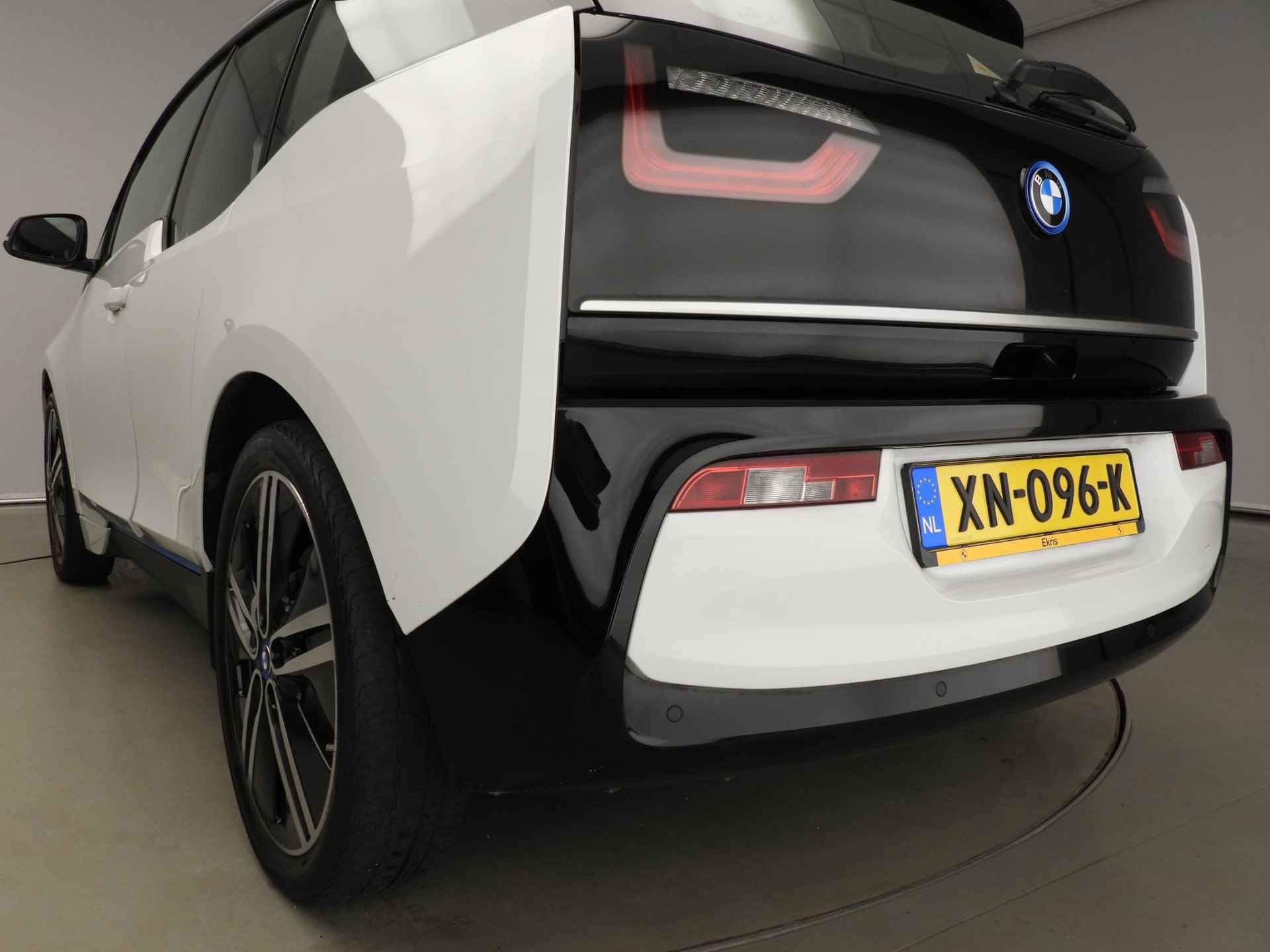 BMW i3 Basis 120Ah 42 kWh | LED | Navigatie | Stoelverwarming | Clima | Cruise controle | Alu 19 inch - 35/39