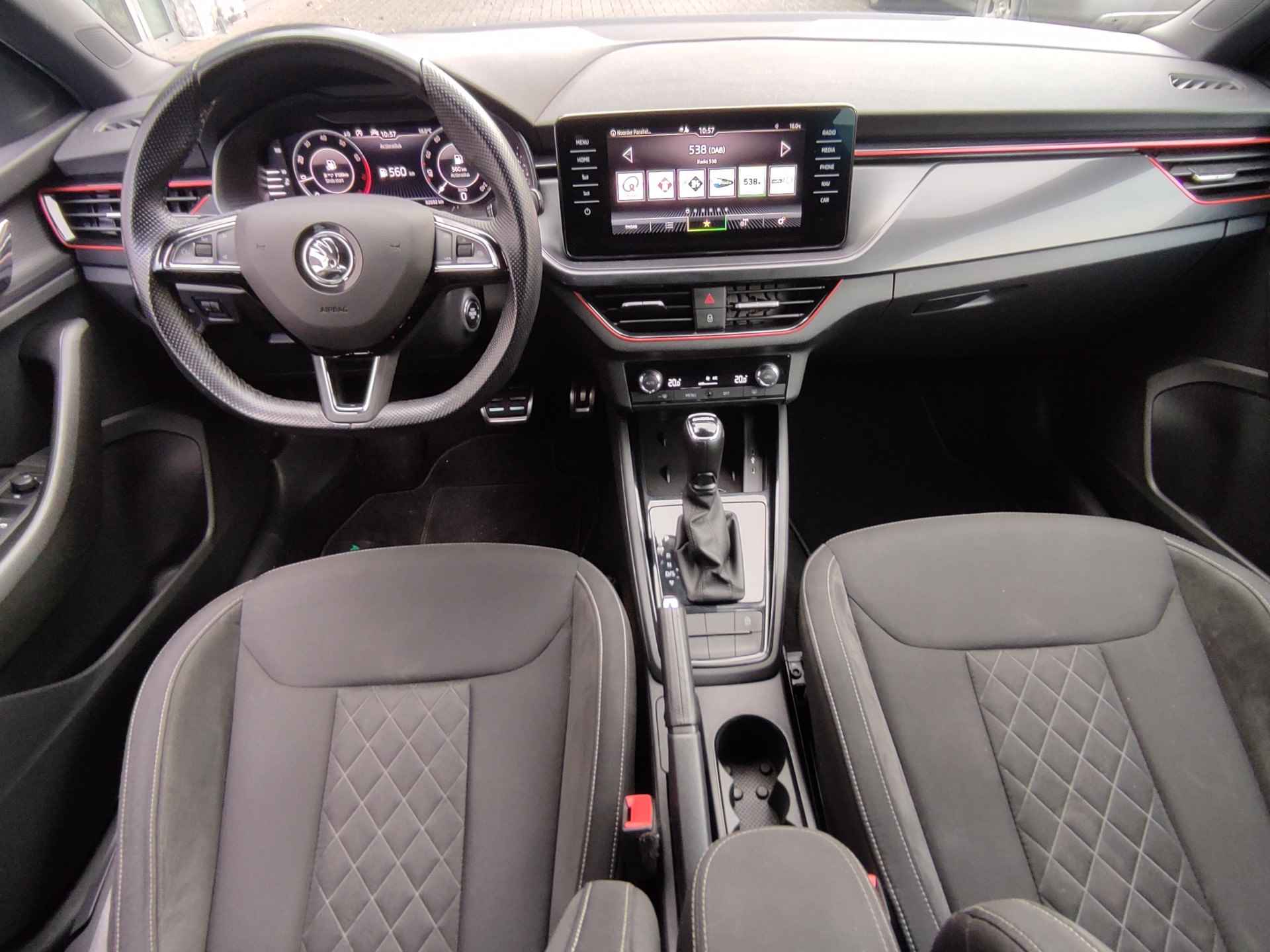 Škoda Scala 1.5 TSI DSG Sport Business 18Inch LMV - Navigatie - Virtual Cockpit - DAB - Parkeersensoren - Led verlichting - NL auto - 24/33