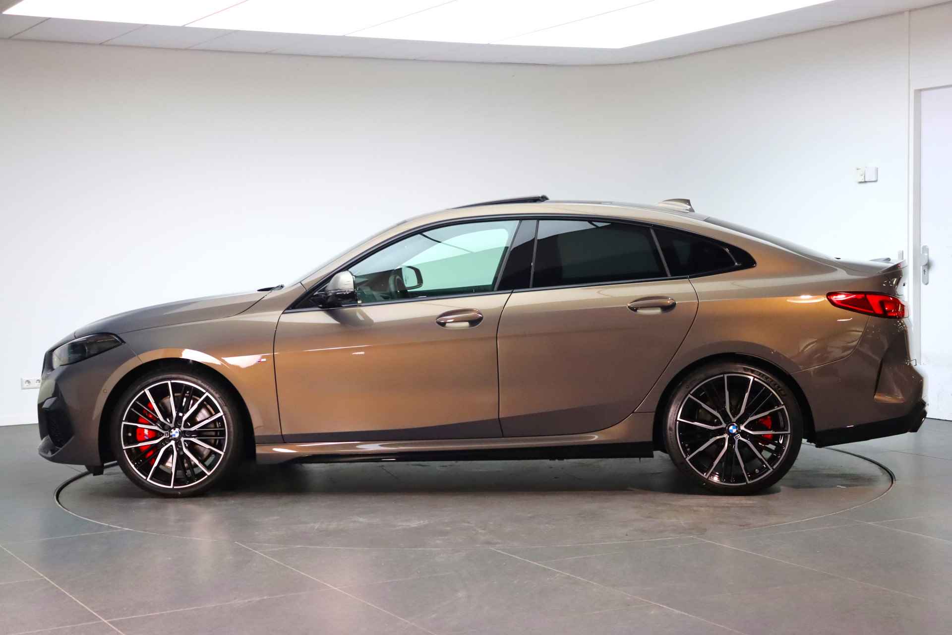 BMW 2 Serie Gran Coupé M235i xDrive High Executive Automaat / Panoramadak / M sportstoelen / Active Cruise Control / Adaptieve LED / Comfort Access / Head-Up - 3/22