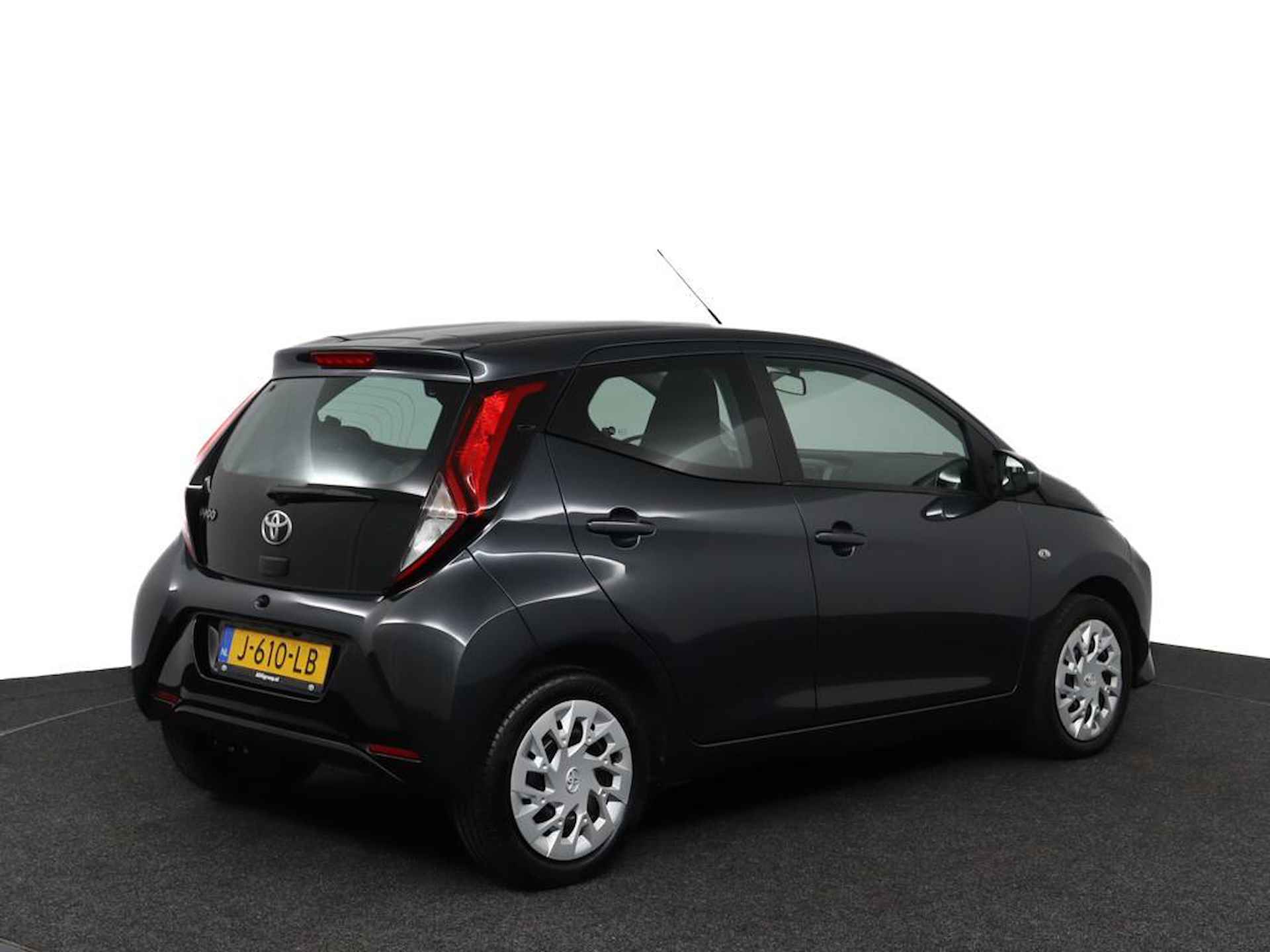 Toyota Aygo 1.0 VVT-i x-play | Airconditioning | Achteruitrijcamera | Bluetooth | - 2/52