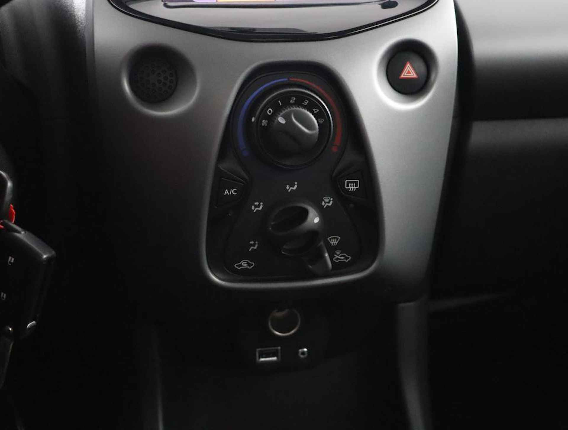 Toyota Aygo 1.0 VVT-i x-play | Airconditioning | Achteruitrijcamera | Bluetooth | - 7/52