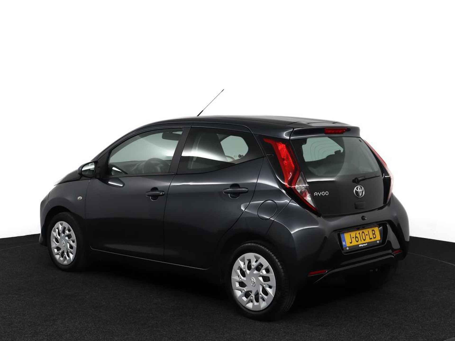 Toyota Aygo 1.0 VVT-i x-play | Airconditioning | Achteruitrijcamera | Bluetooth | - 12/52