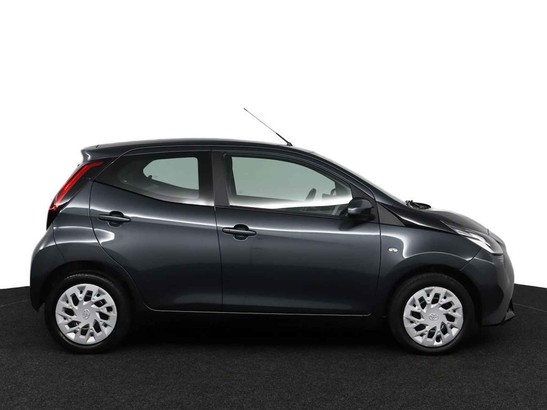 Toyota Aygo 1.0 VVT-i x-play | Airconditioning | Achteruitrijcamera | Bluetooth | - 13/52