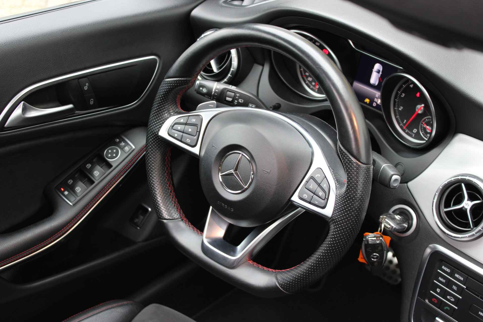 Mercedes-Benz CLA-Klasse Shooting Brake 250 Prestige | AMG 4MATIC | Panorama Dak | Stoelverwarming | PDC v+a | Elek.Achterklep | Night Pakket | Zeer nett - 19/59