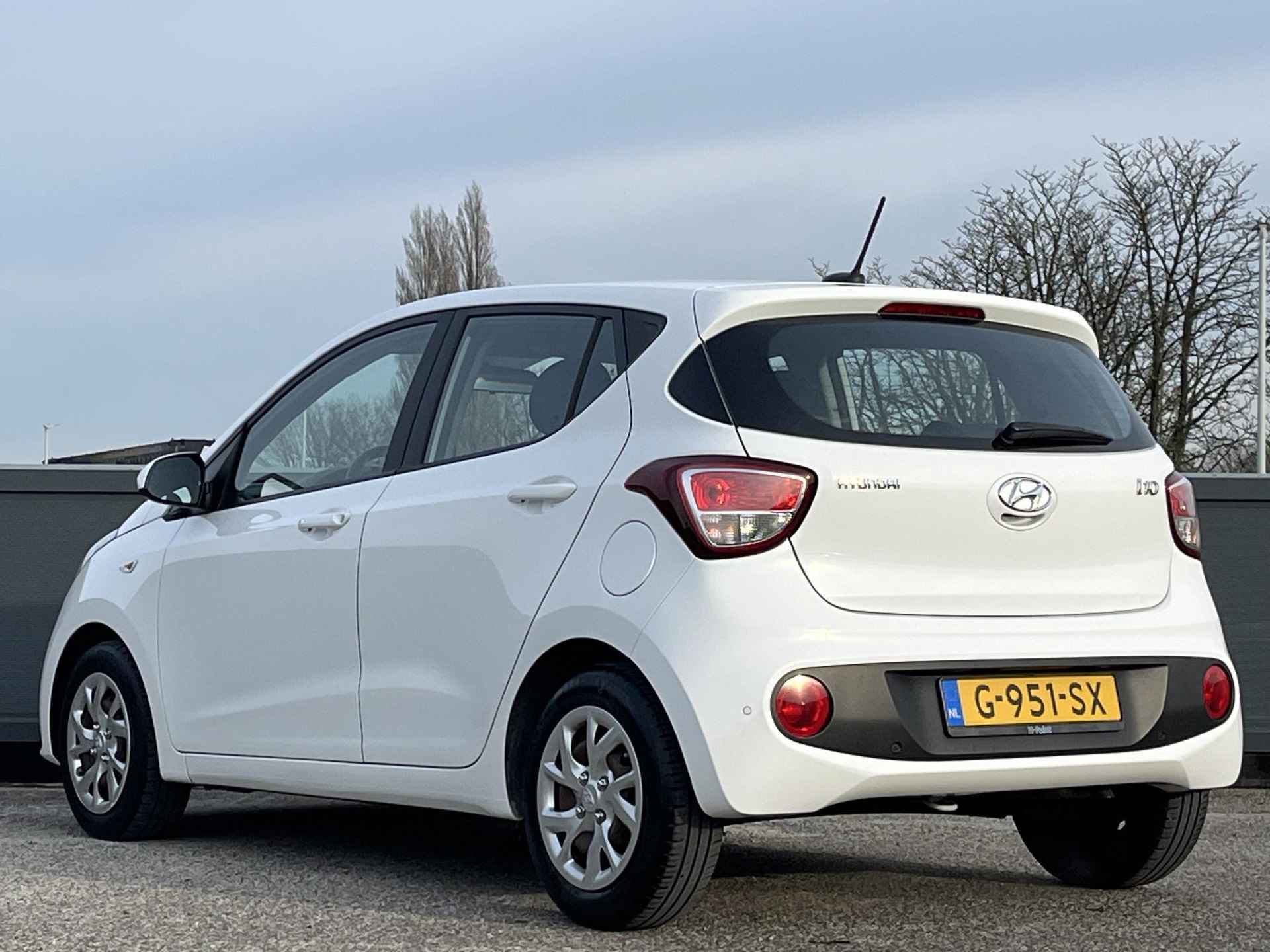 Hyundai i10 1.0i Comfort | Apple Carplay & Android Auto | Geïntegreerde navigatiesysteem | Origineel Ned.auto | Parkeersensoren achter | - 9/48