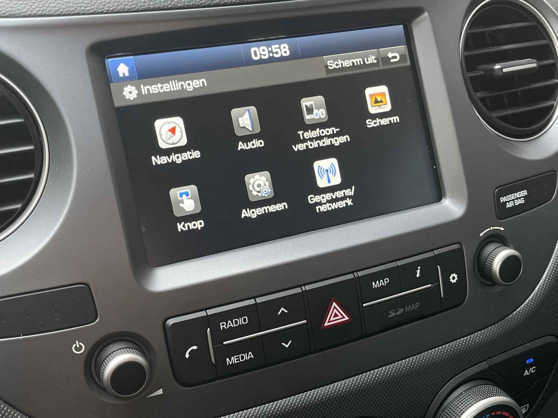 Hyundai i10 1.0i Comfort | Apple Carplay & Android Auto | Geïntegreerde navigatiesysteem | Origineel Ned.auto | Parkeersensoren achter | - 40/48