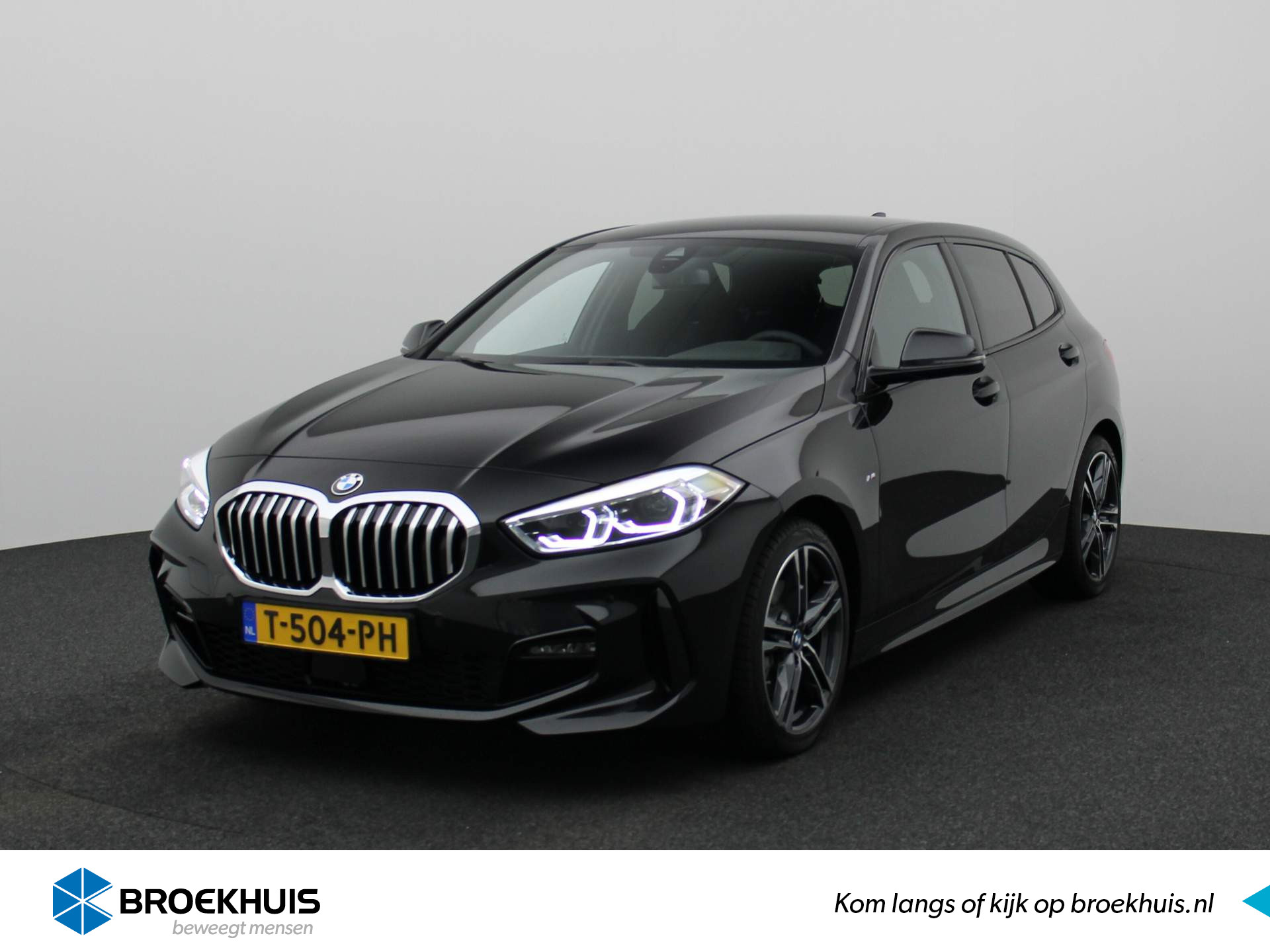 BMW 1 Serie 118i Model M Sport | 135Pk | Navigatie | DAB | 17'' Lichtmetaal | Digitaal Display | LED | Bluetooth Parkeersensoren | Cruise | bij viaBOVAG.nl