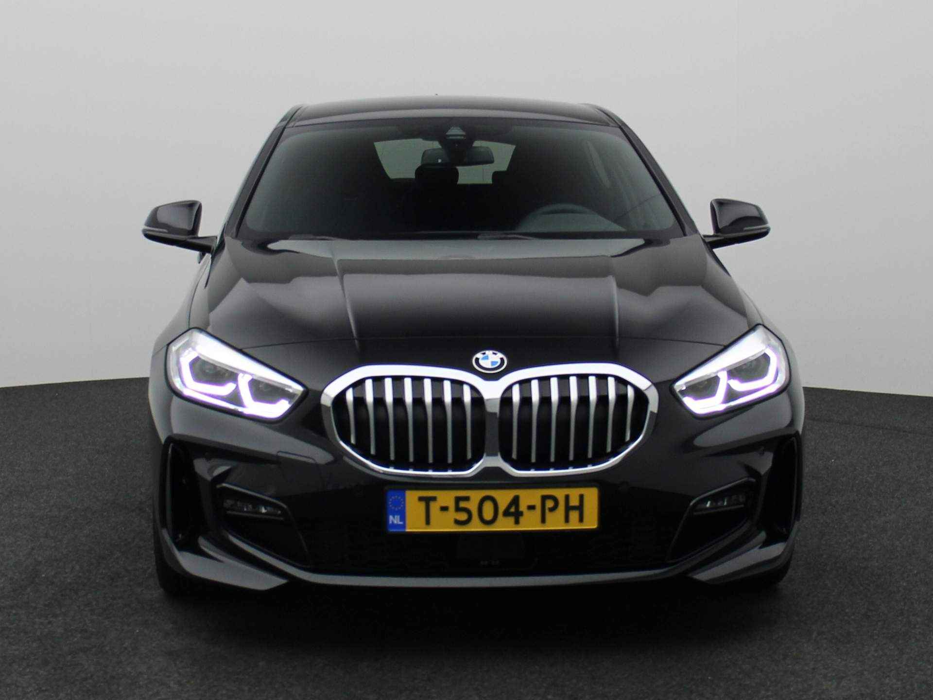 BMW 1 Serie 118i Model M Sport | 135Pk | Navigatie | DAB | 17'' Lichtmetaal | Digitaal Display | LED | Bluetooth Parkeersensoren | Cruise | - 3/41