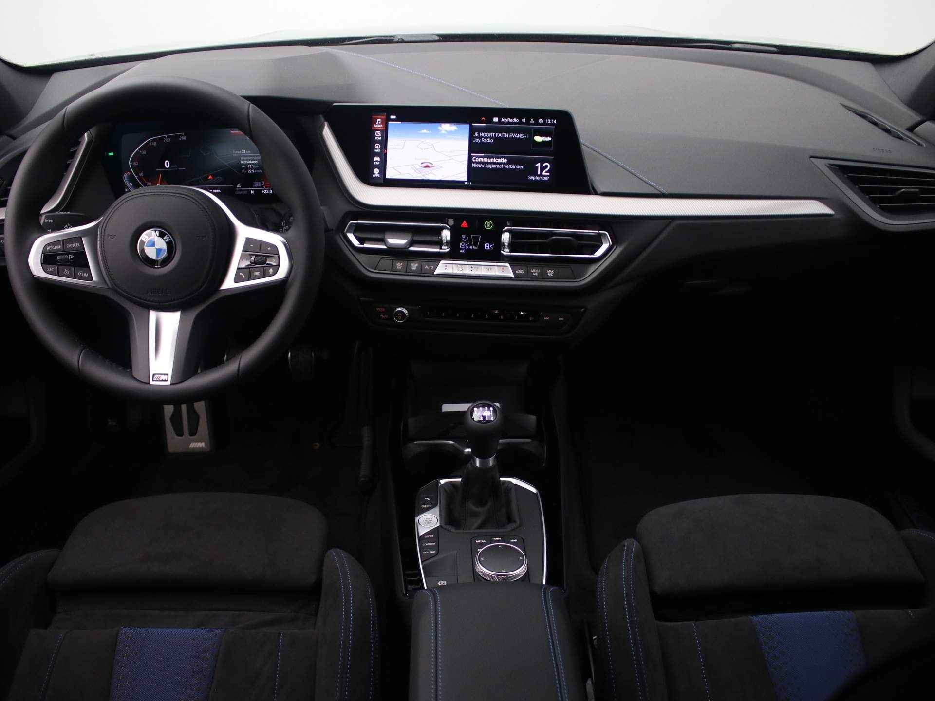 BMW 1 Serie 118i Model M Sport | 135Pk | Navigatie | DAB | 17'' Lichtmetaal | Digitaal Display | LED | Bluetooth Parkeersensoren | Cruise | - 4/41