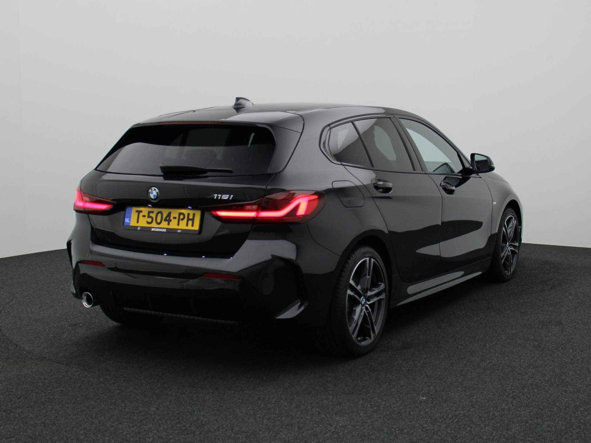 BMW 1 Serie 118i Model M Sport | 135Pk | Navigatie | DAB | 17'' Lichtmetaal | Digitaal Display | LED | Bluetooth Parkeersensoren | Cruise | - 8/41