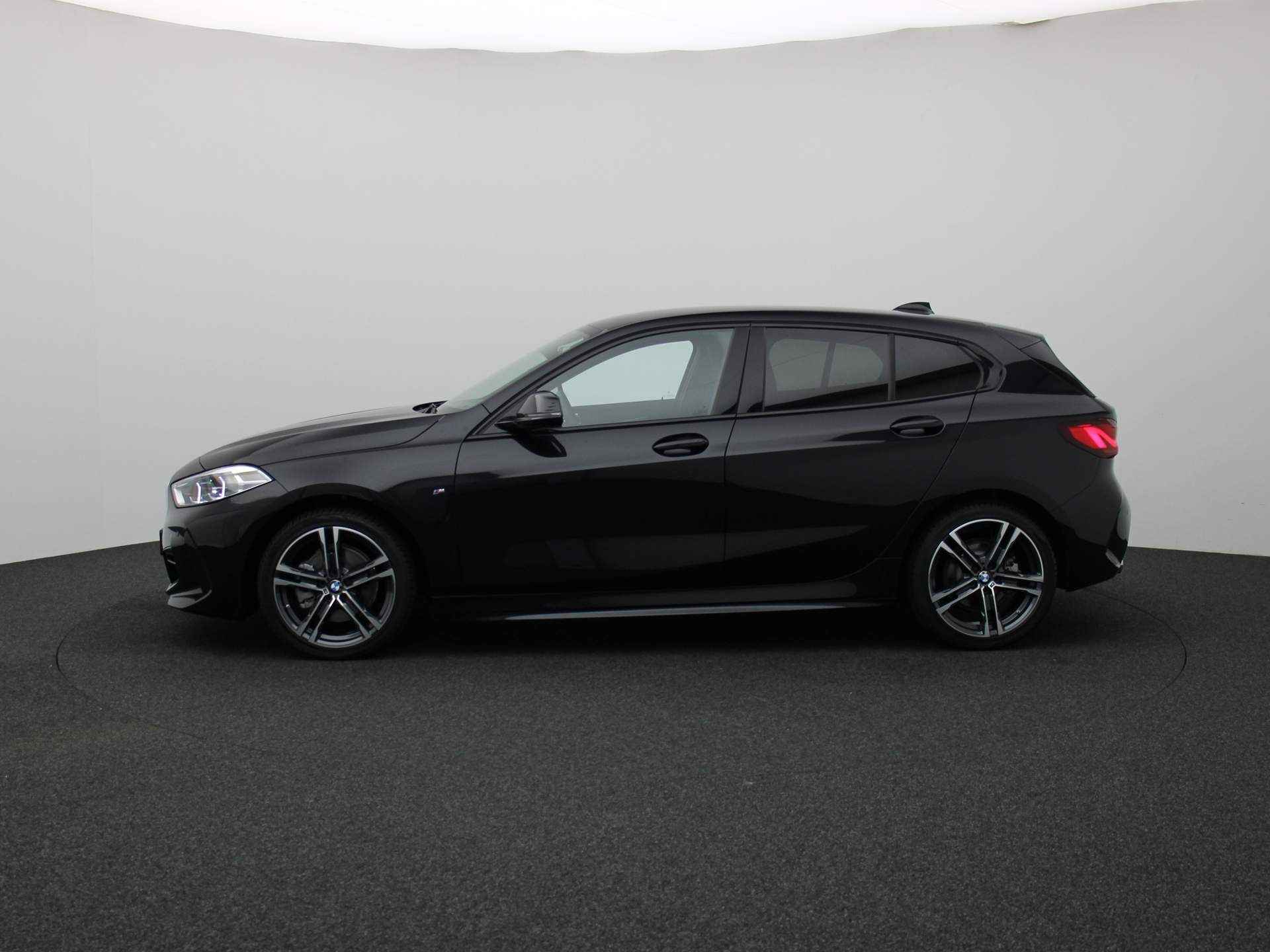 BMW 1 Serie 118i Model M Sport | 135Pk | Navigatie | DAB | 17'' Lichtmetaal | Digitaal Display | LED | Bluetooth Parkeersensoren | Cruise | - 9/41