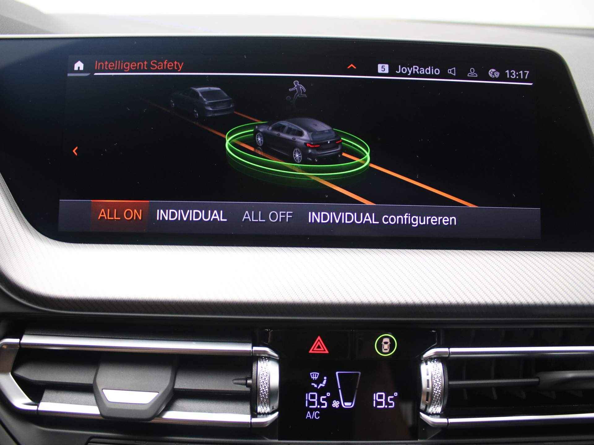 BMW 1 Serie 118i Model M Sport | 135Pk | Navigatie | DAB | 17'' Lichtmetaal | Digitaal Display | LED | Bluetooth Parkeersensoren | Cruise | - 20/41
