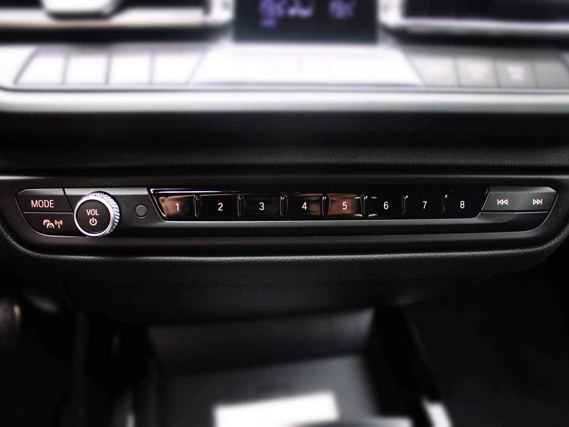 BMW 1 Serie 118i Model M Sport | 135Pk | Navigatie | DAB | 17'' Lichtmetaal | Digitaal Display | LED | Bluetooth Parkeersensoren | Cruise | - 21/41