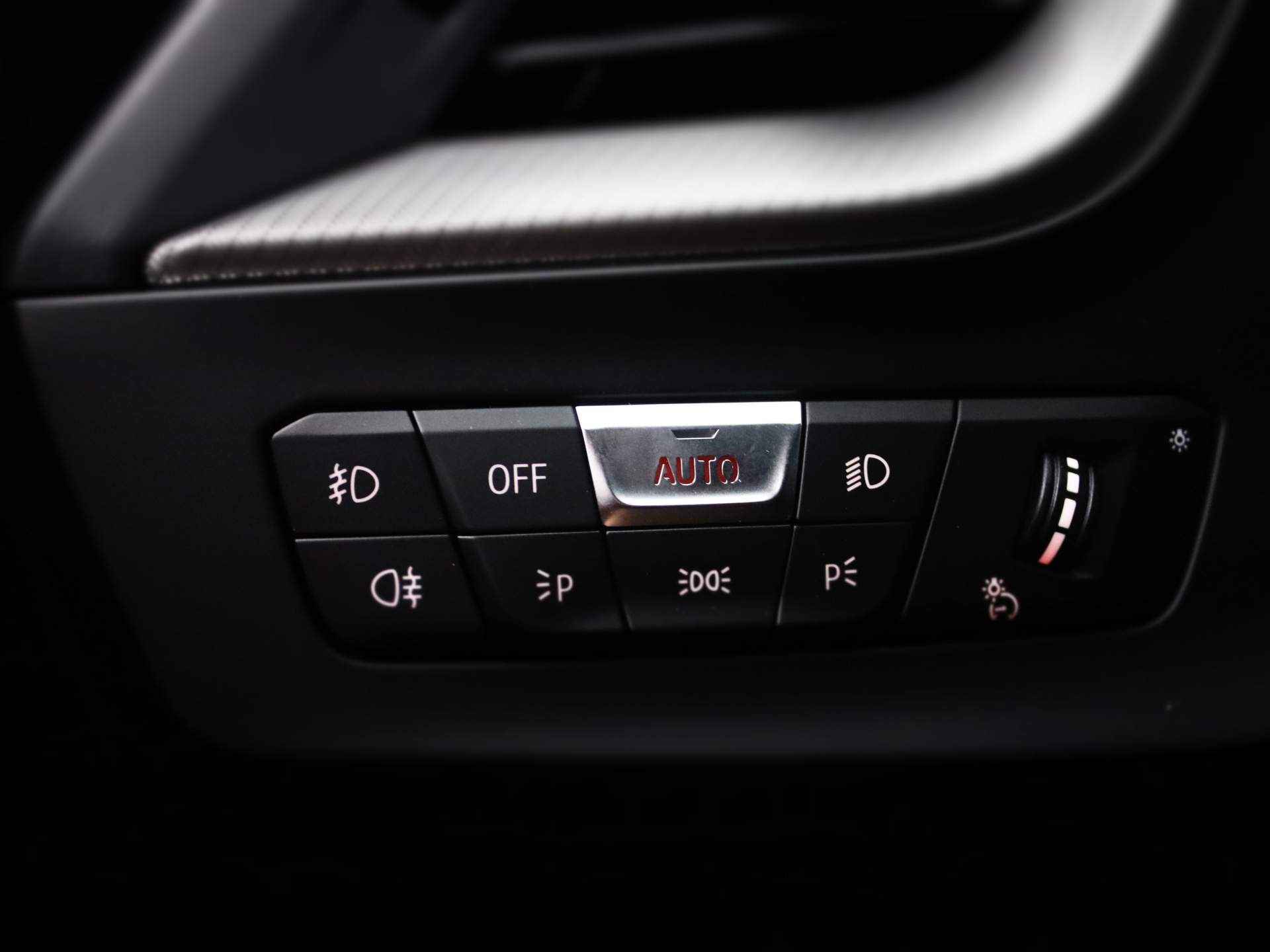 BMW 1 Serie 118i Model M Sport | 135Pk | Navigatie | DAB | 17'' Lichtmetaal | Digitaal Display | LED | Bluetooth Parkeersensoren | Cruise | - 37/41